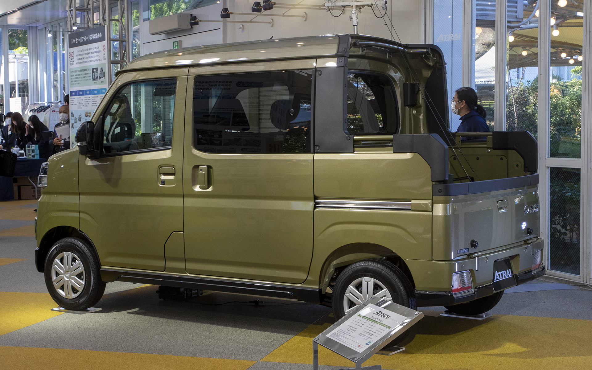 ボディカラーはオフビートカーキメタリック
