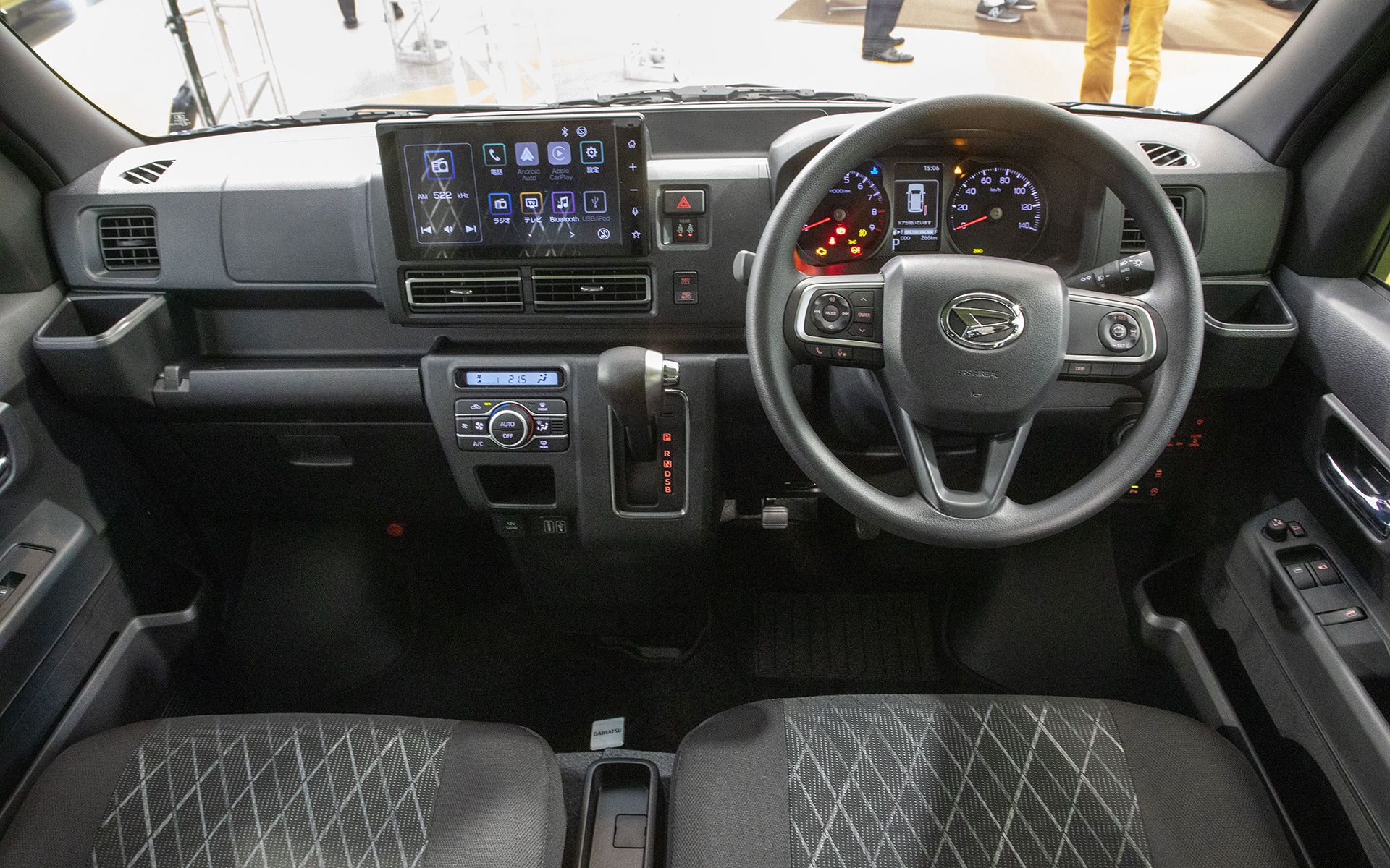 アトレーRSの運転席まわり。アトレーデッキバンも同様のデザイン、装備となる。予防安全機能はダイハツが設定する14種類の予防安全機能を持つスマートアシストを装備。ACCは全車速追従機能付き