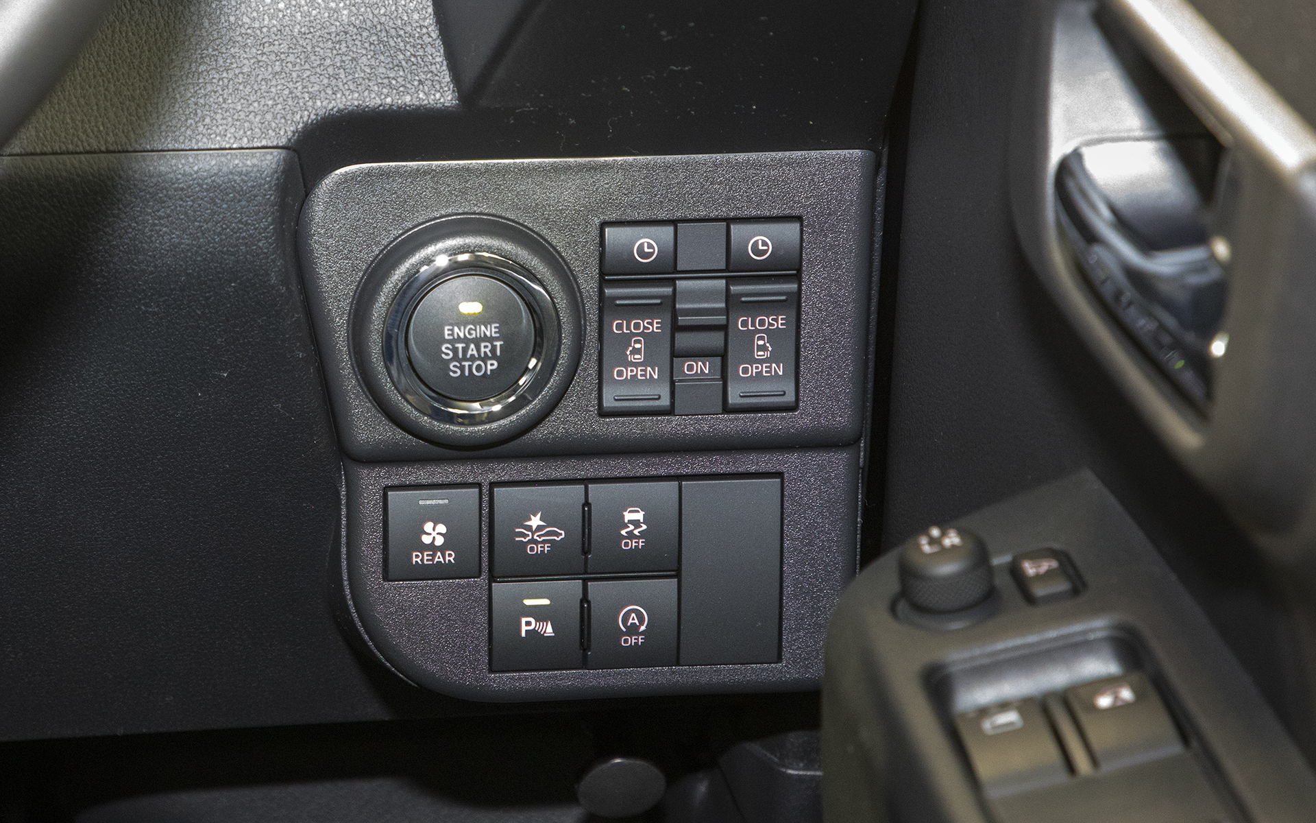 ステアリング右側のスイッチスペース。エンジンスターター、パワースライドドアの操作ボタン、運転支援軽スイッチを集中させていて分かりやすい