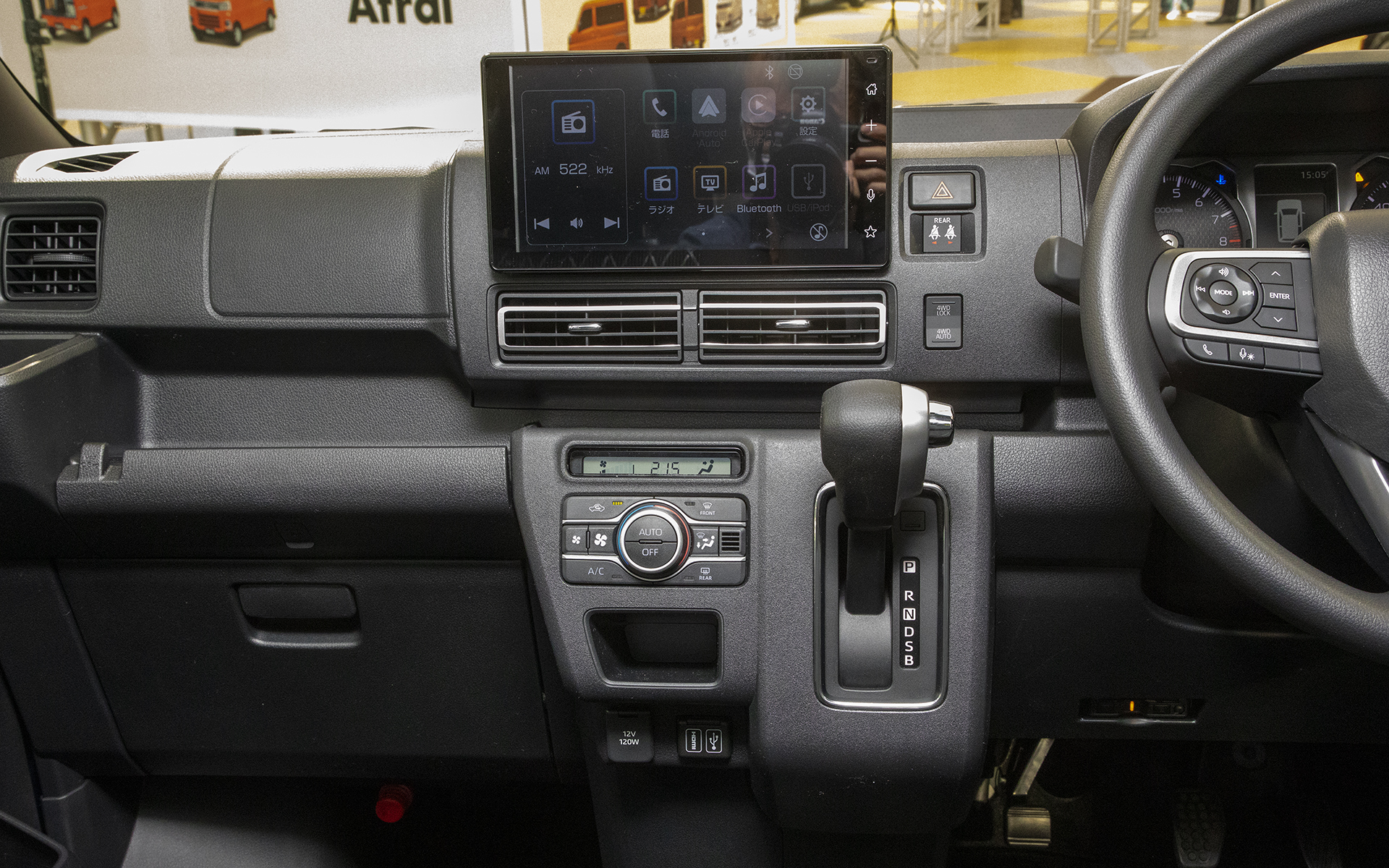 撮影車にはメーカーオプションの9インチスマホ連携ディスプレイオーディオを装着。RSとXには6.8インチスマホ連携ディスプレイオーディオもメーカーオプションで設定される