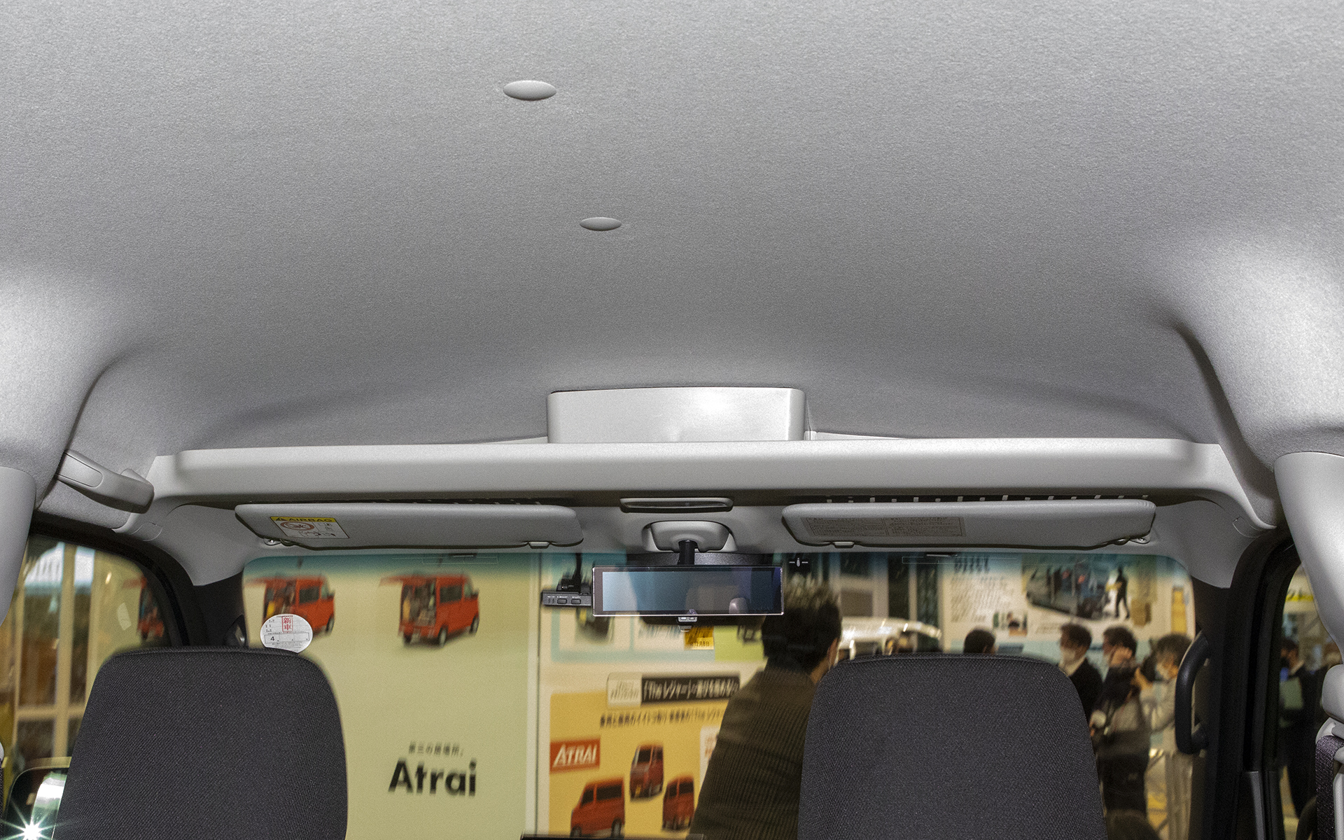 オーバーヘッドシェルフが標準装備。カーゴシリーズではクルーズ系、デッキバン系に標準装備