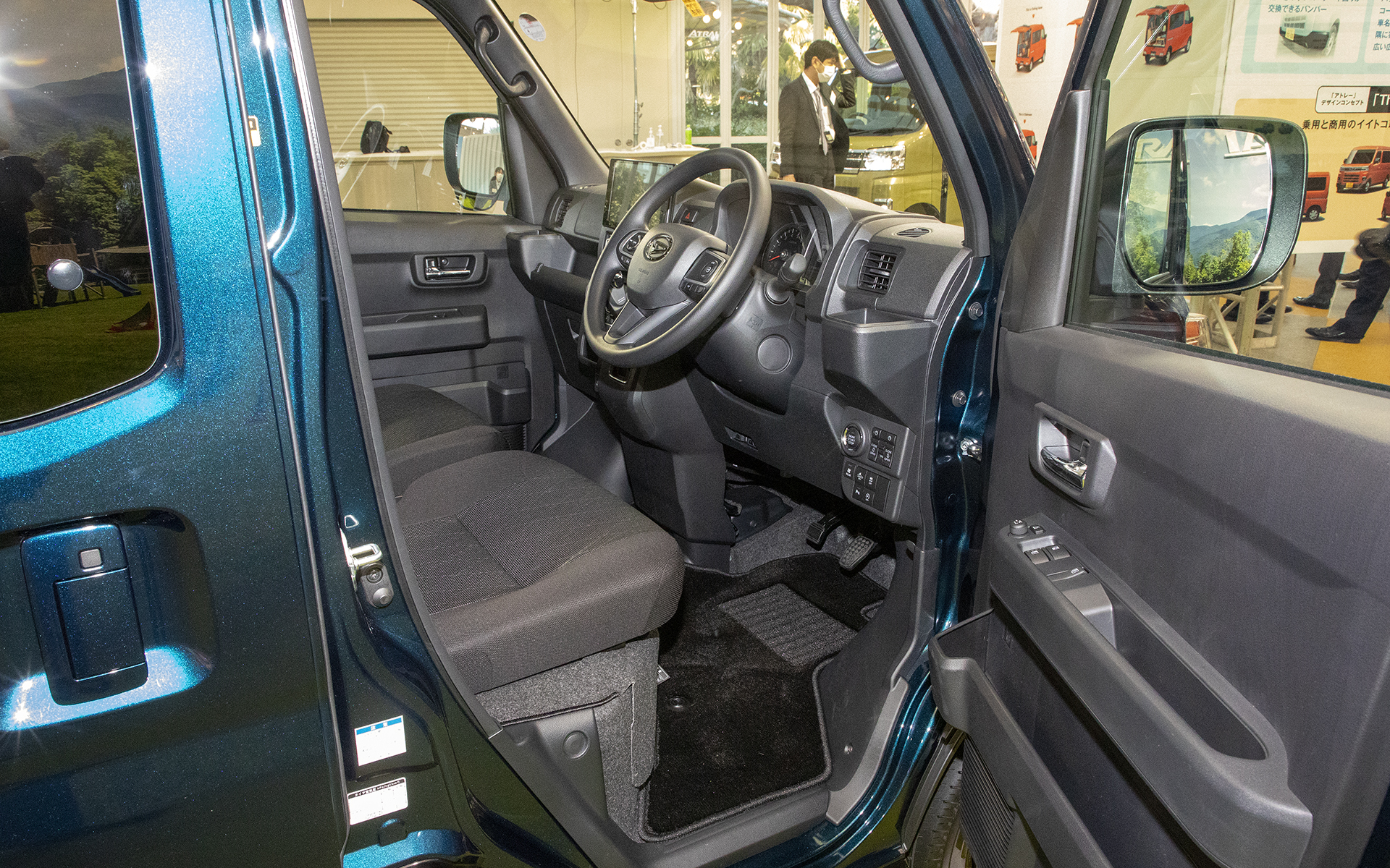 右側ドアを開けたところ。アトレーではタイヤハウスの張り出しにはフロアカーペットが敷かれる