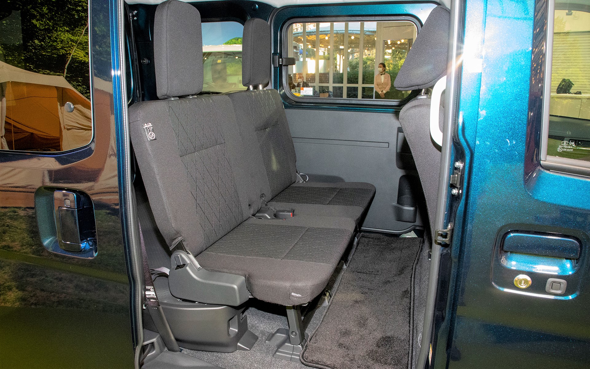 スライドドア開口幅は685mm。開口高は1190mm。2列シートは左右分割式。長さのあるヘッドレストで4ナンバー化によるシート背面部の高さ不足を補う