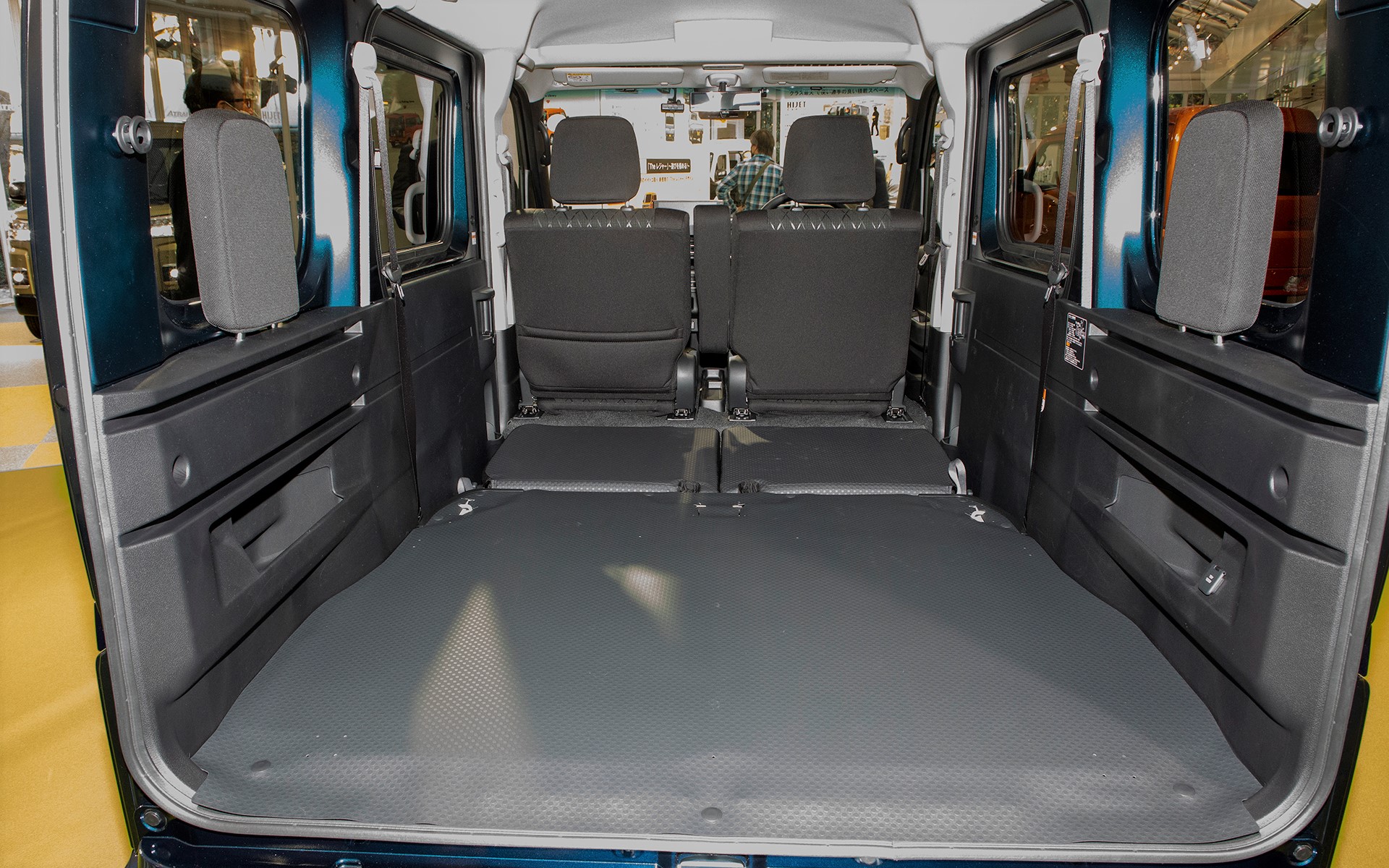 2列目シートは水平格納式なので折り畳んで収納するとフラットな床になる。2列目シートを畳んだ状態の荷室長は1820mmと一般的身長の大人が無理なく寝転べるもの。荷室幅は1410mm