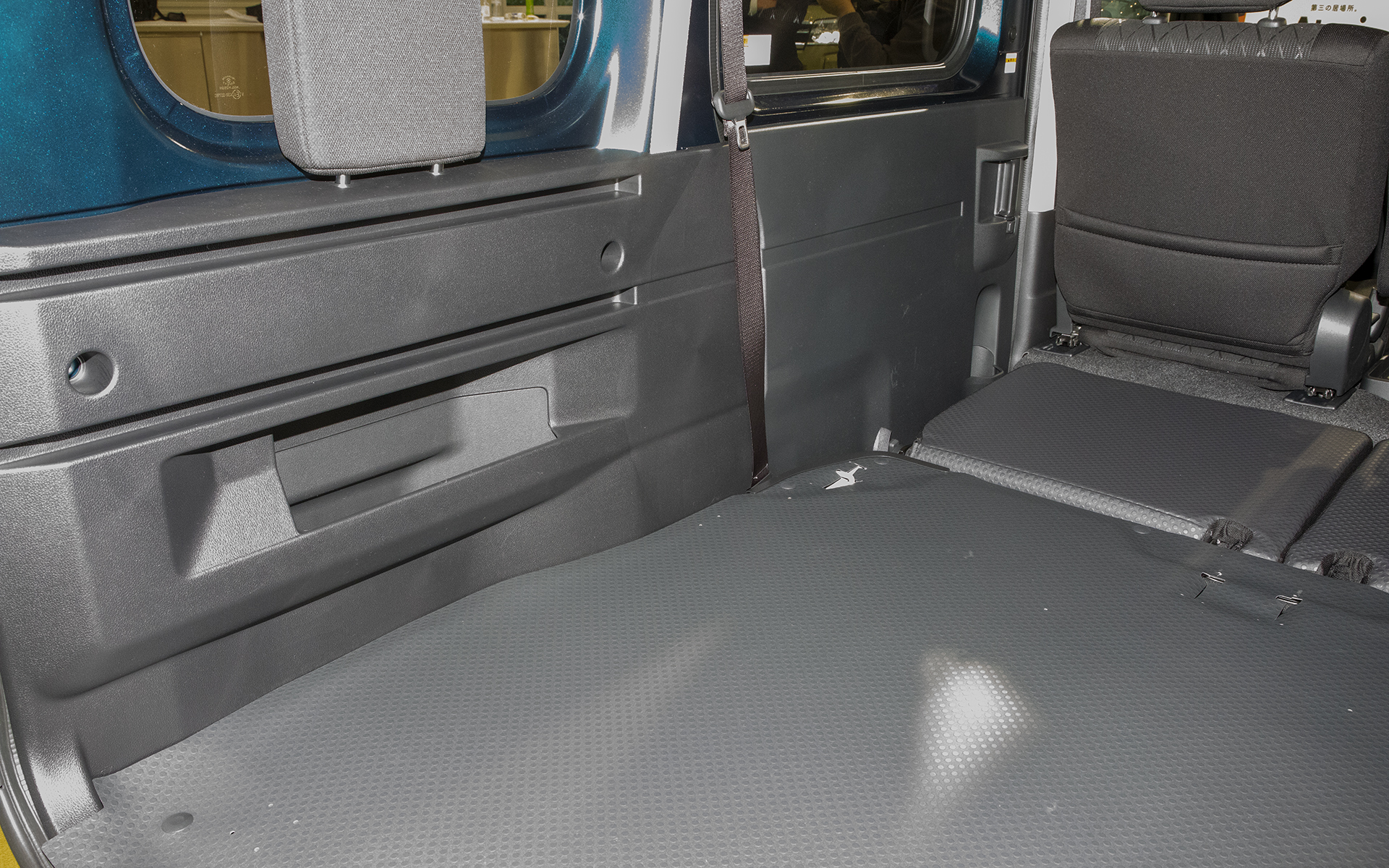 左側にもデッキサイドポケットが付く。車中泊などで小物を入れるのにとても便利そう。フロア材は防水素材のイージーケアマット