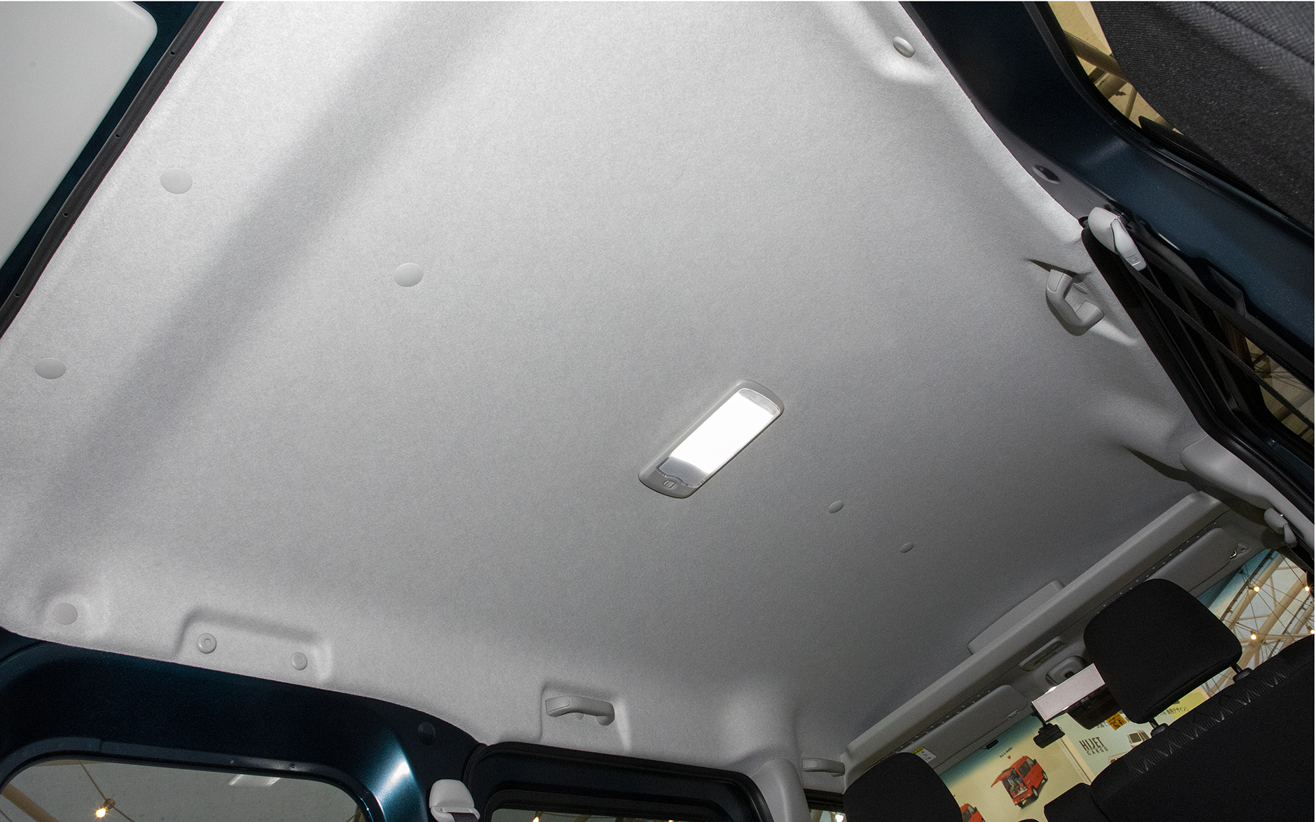 天井部のユースフルナットは左右にそれぞれ2個ある。ほか壁面、床面に15か所、計17か箇所のユースフルナットがある