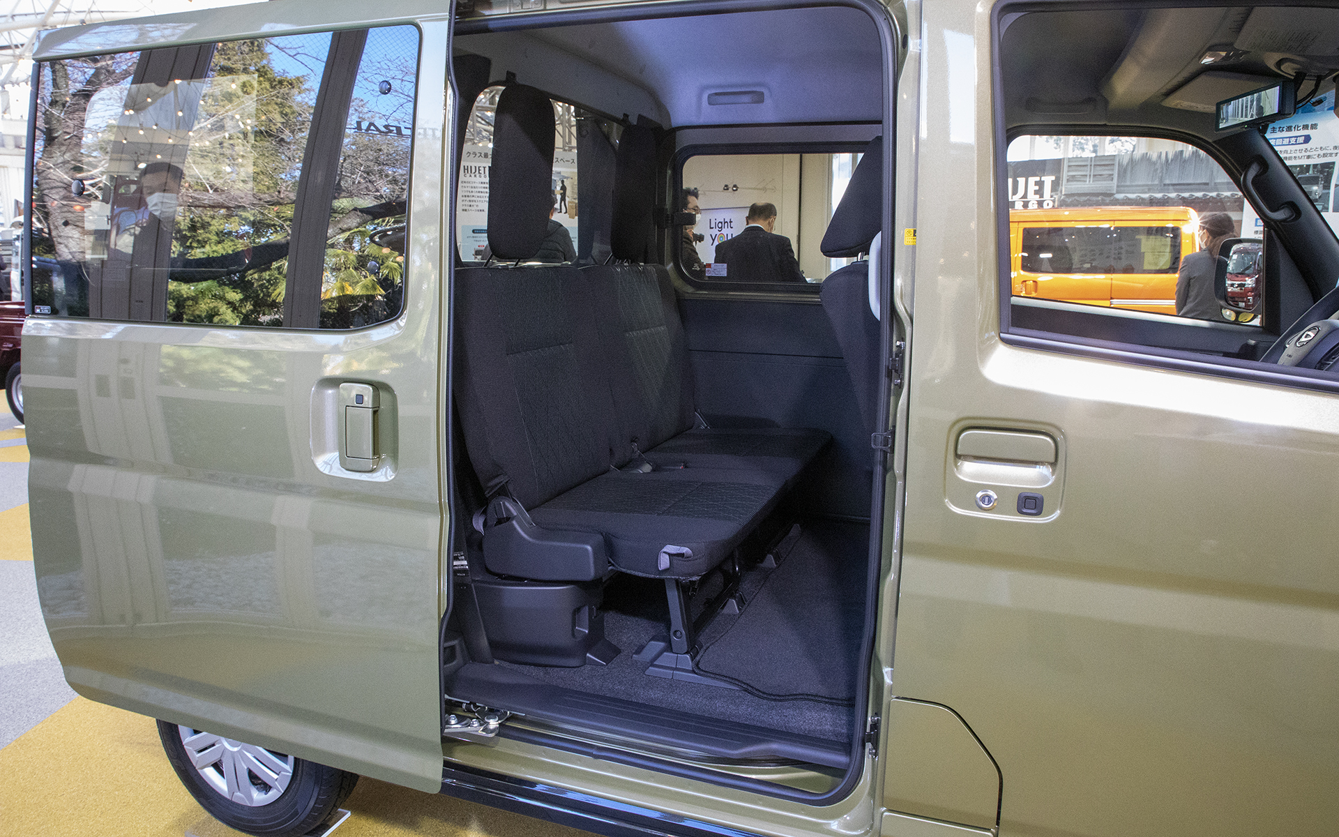 デッキバン2列目シートは左右分割式なので片側を畳んで荷物スペースを作る3名乗車仕様、両方を畳んでユーティリティスペースを作ることも可能。また、シートを畳めばスライドドアを開けてすぐ手が届く背面の壁やガラスを利用した収納などを作れそう