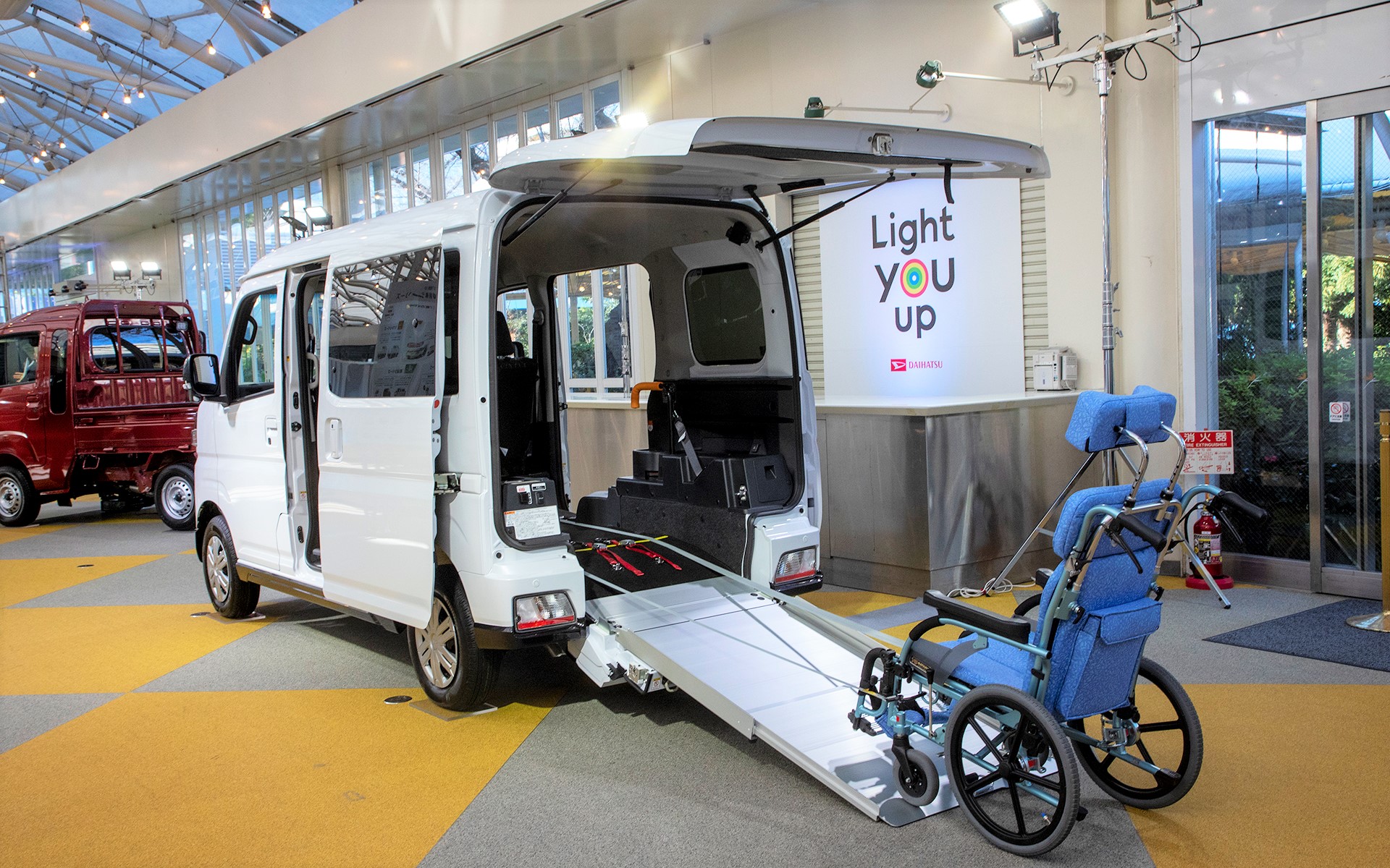 折りたたみ式のスロープと電動ウインチを装備する。2列目シートはスローパー専用品で左側のみ装備