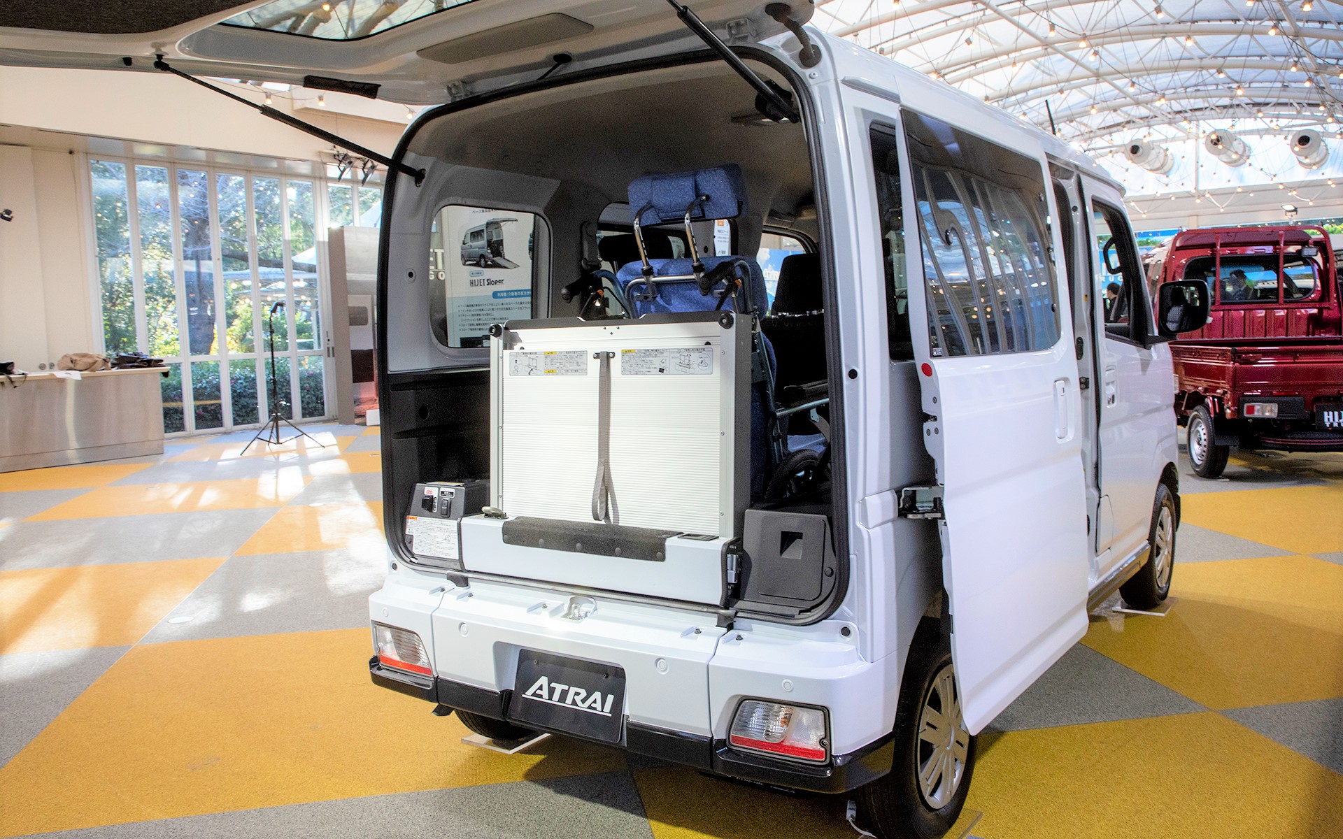 車いす1台を積むことができる。その際、左側シートは展開したままでOK。スロープは画像のように折り畳んで収納。スロープは軽量なので女性1人での展開も容易