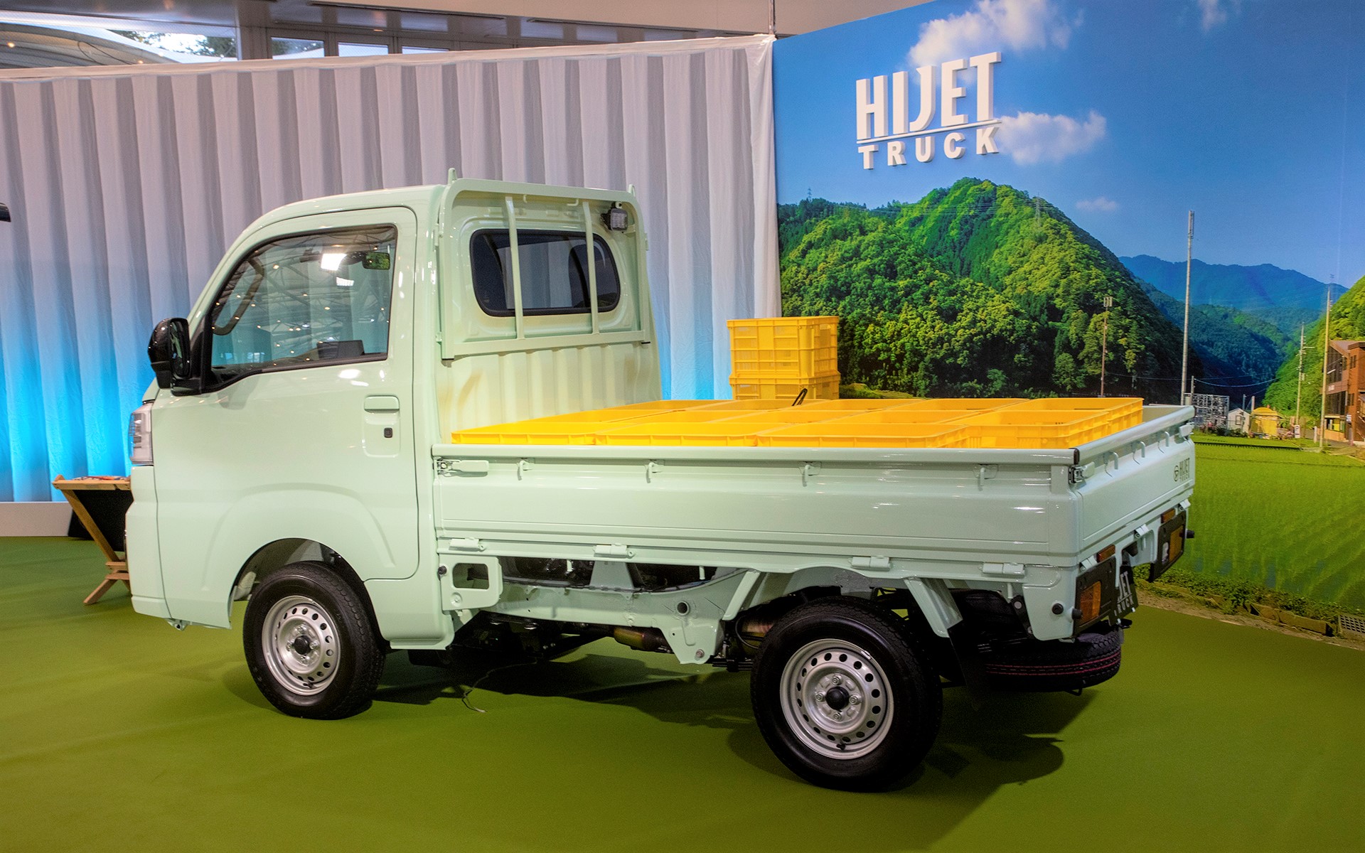 トランスミッションは5速フロアシフトとCVTフロアシフトとなった。CVT車には電子制御式4WDとスーパーデフロックが装備されている