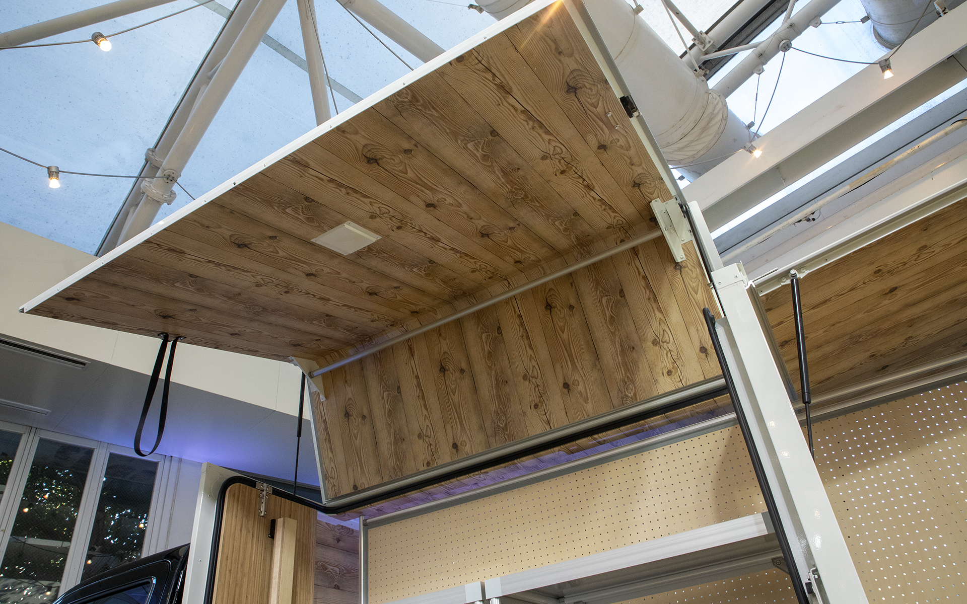 現状の仕様は暫定版とのこと。ウイング式にオープンする構造はこのまま採用される予定