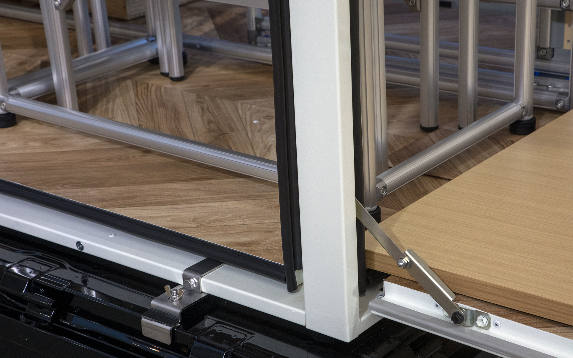 柱は強度のあるスチールフレームとなる