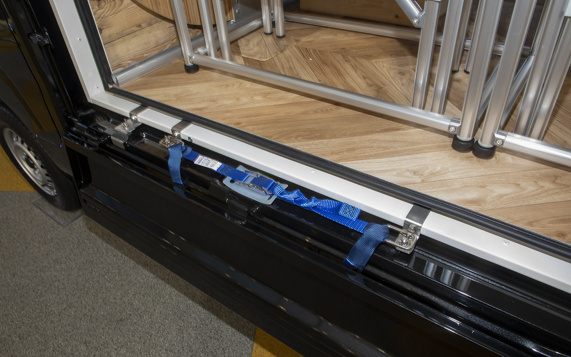 荷台への固定はボルトやベルトで行なう。ハイゼット トラック以外にも搭載できるようサイズなどを設定しているとのこと