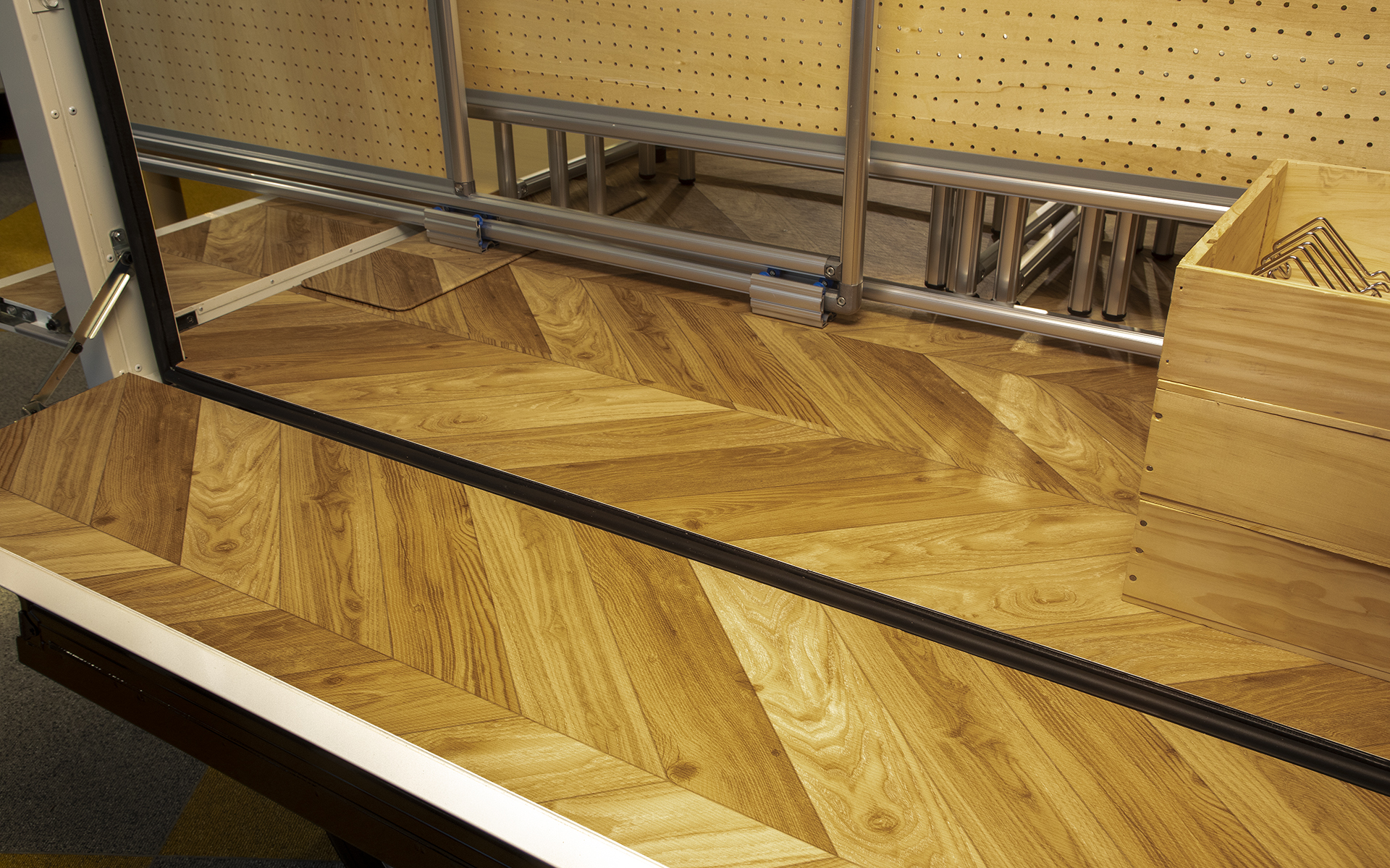 箱の重量を軽くするとそのぶん商品が積めるので、箱の軽量化はこれからも進めていくという