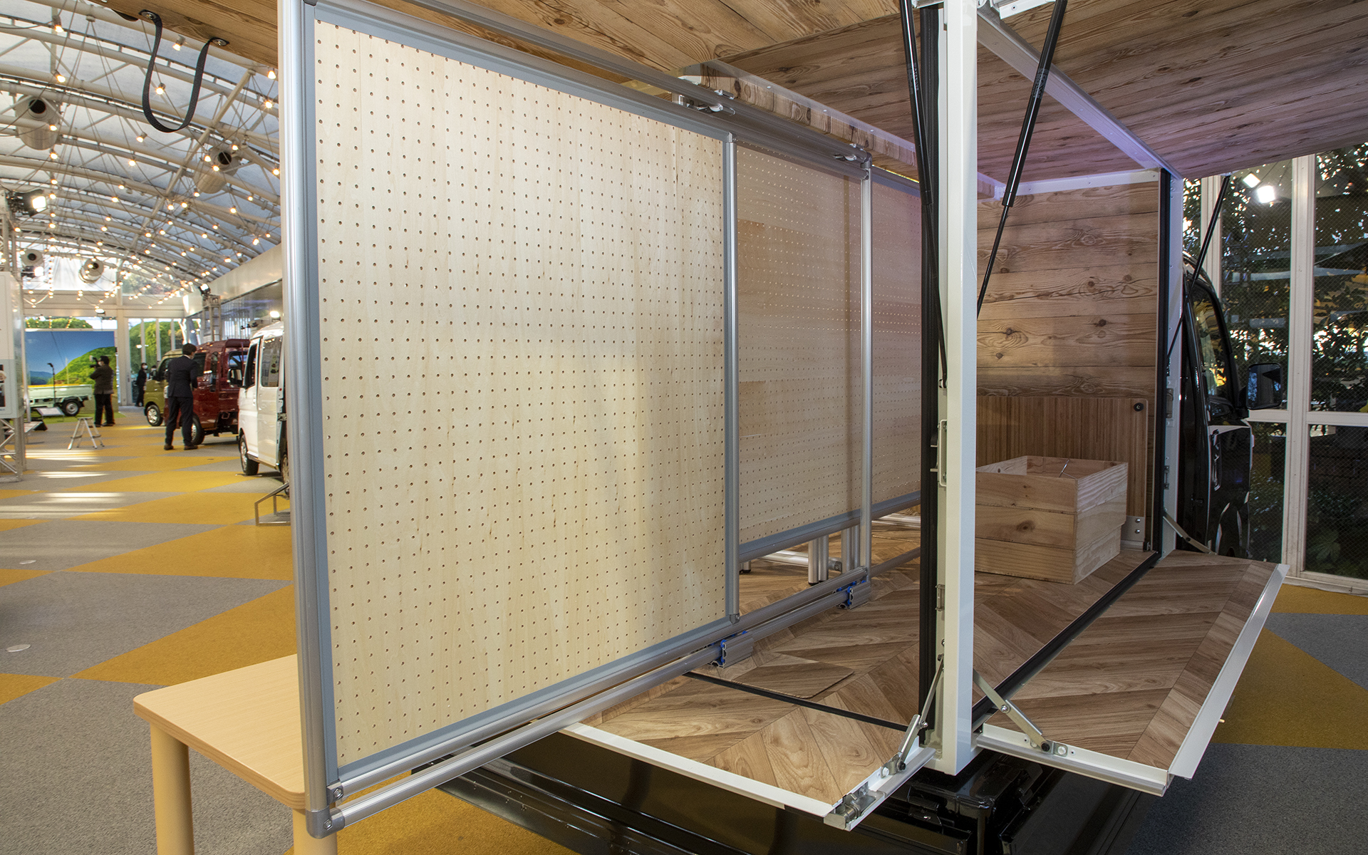 陳列用のボードにはフックが掛けられるようになっていた。裏側はバックヤードとして使える。在庫が置けるし出しやすい