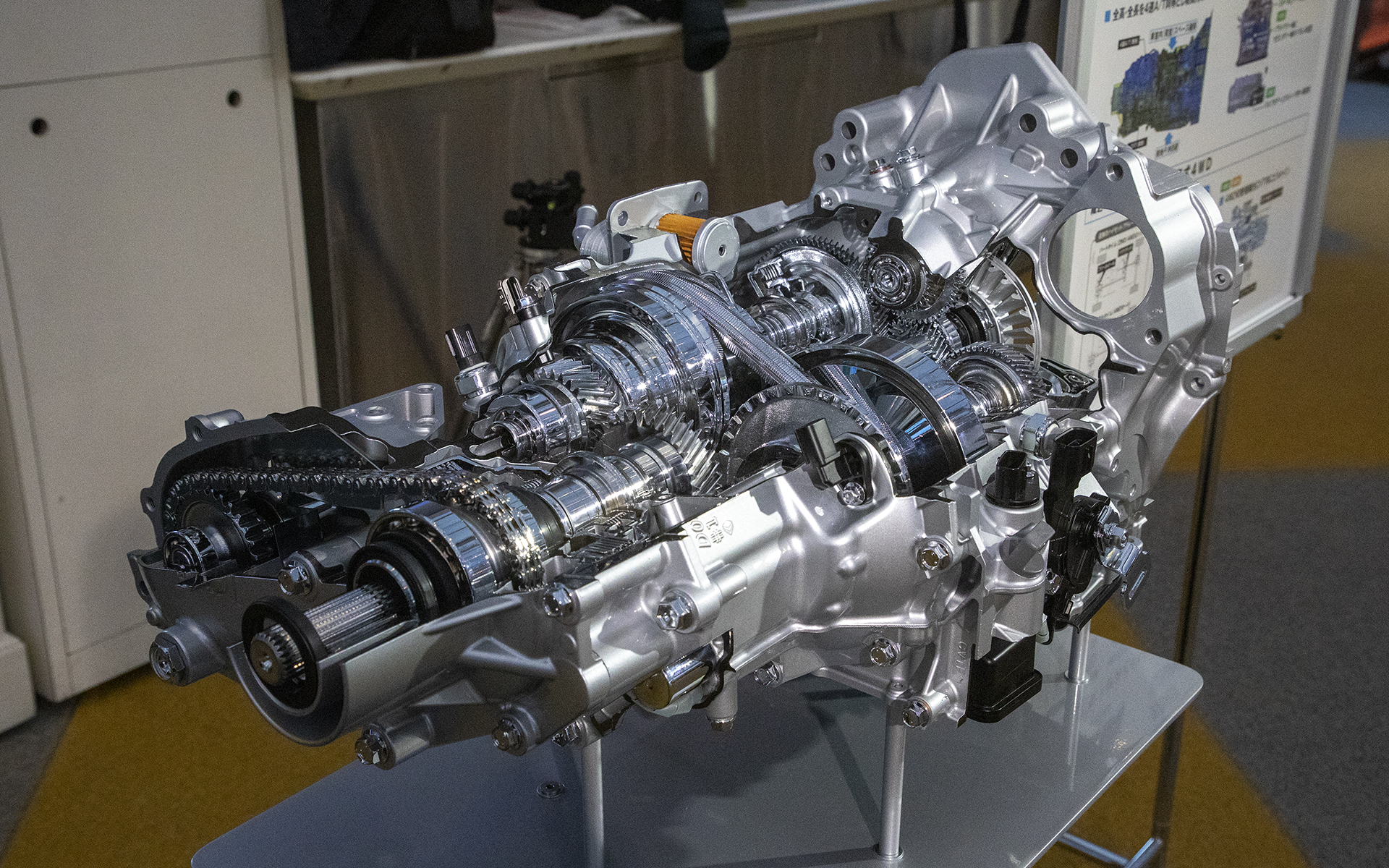 今回のモデルチェンジの中で大きなトピックになっているのが新開発された縦置きCVT