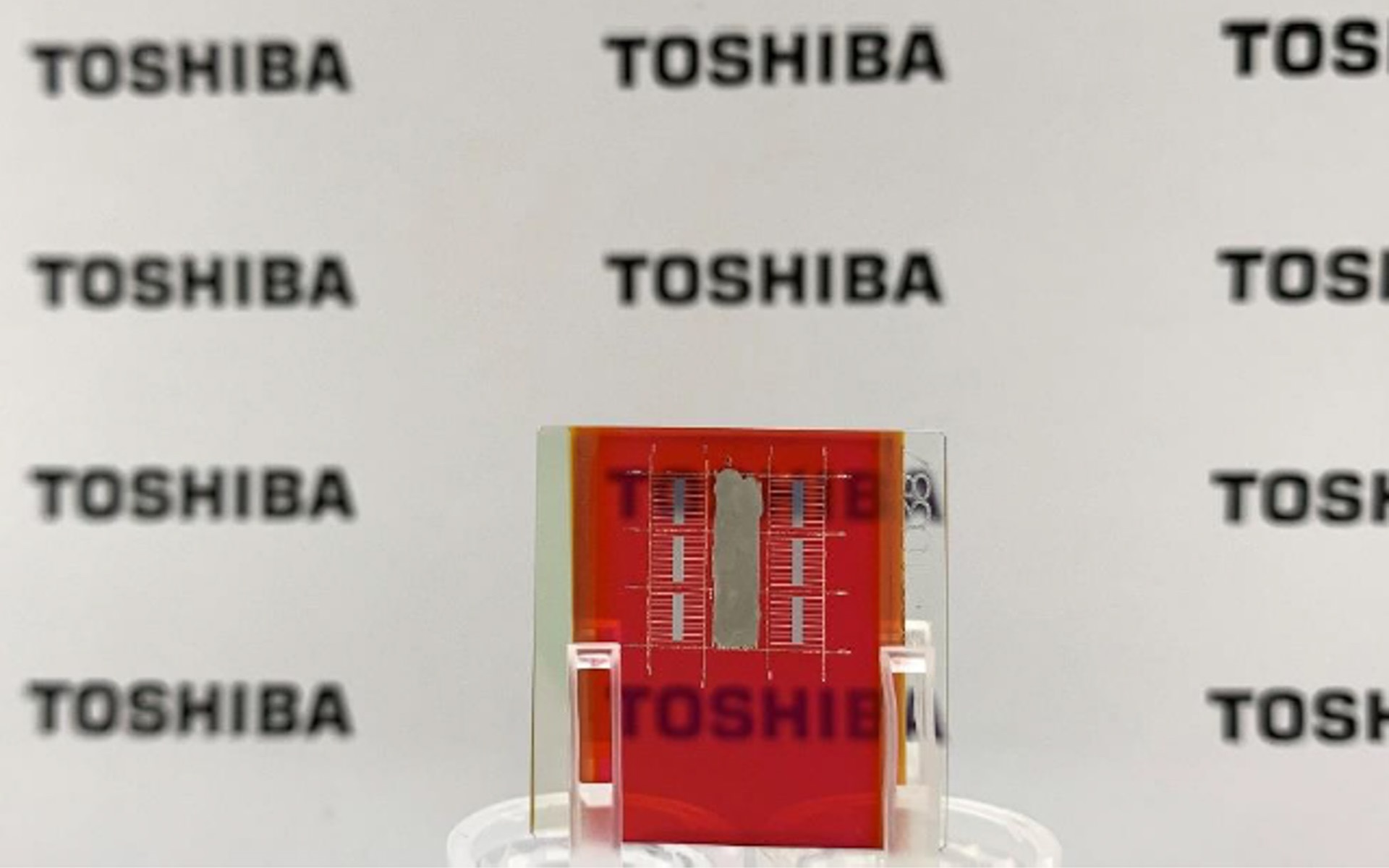 東芝が開発した透過型Cu2O太陽電池セル。透明化を実現しているのは東芝のみという