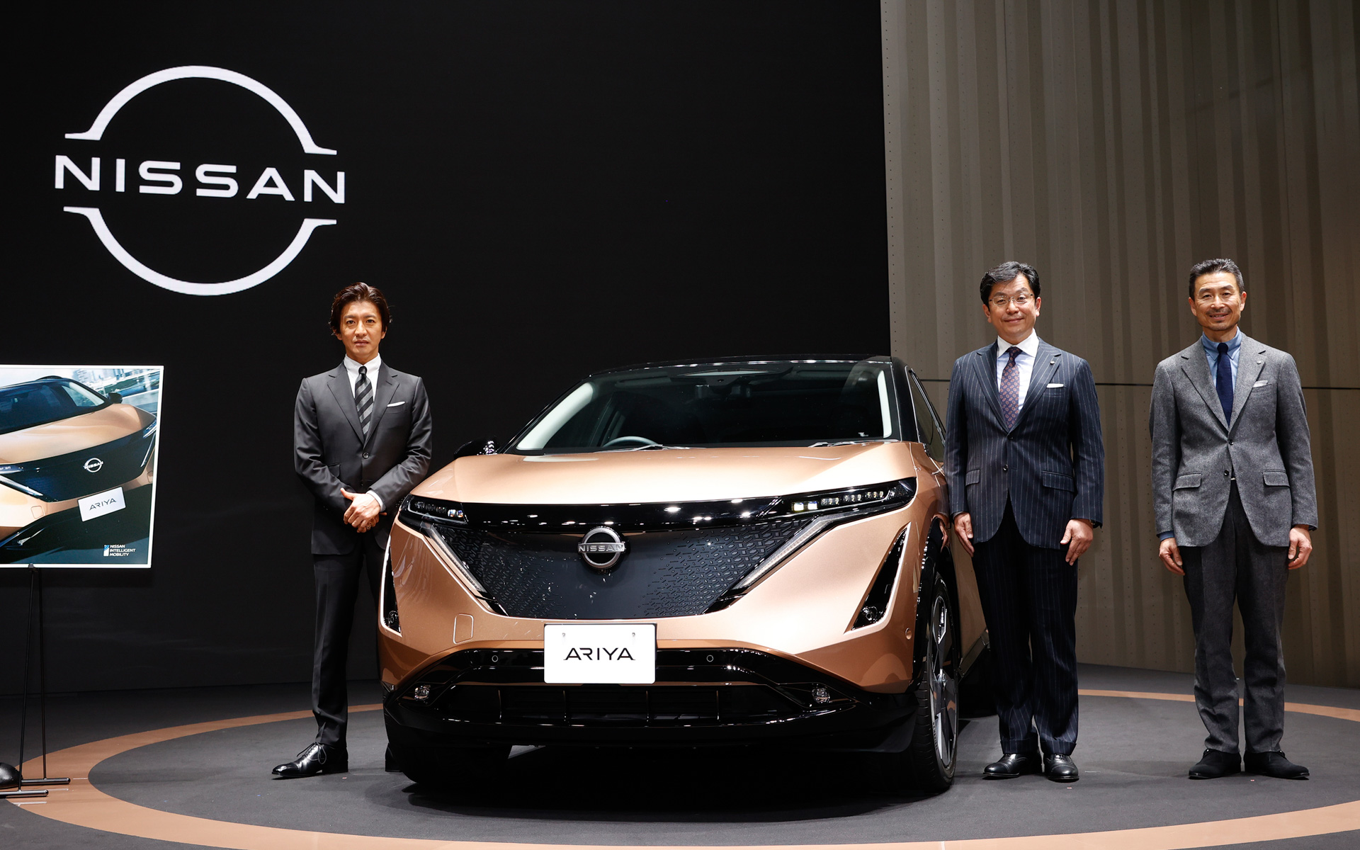 写真左から日産ブランドアンバサダーの木村拓哉さん、日産自動車株式会社 常務執行役員 伊藤由紀夫氏、日産自動車株式会社 セグメントチーフビーグルエンジニア 磯部博樹氏