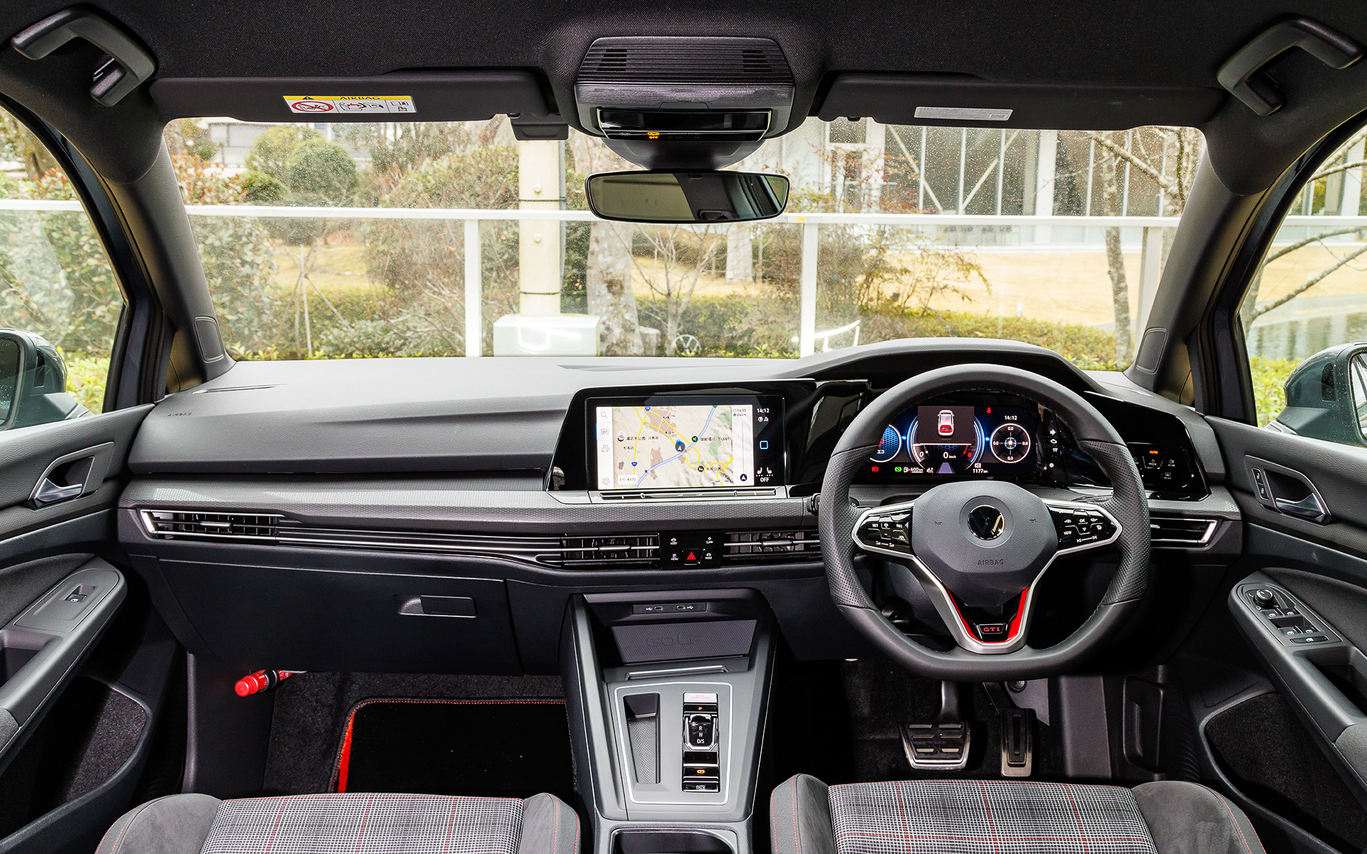 インテリアではダッシュパネルとドアトリムにハニカムパターンを採用するとともに、パーフォレーテッドレザーを採用した専用ステアリングホイールを装着。また、標準装備のデジタルメータークラスター“Digital Cockpit Pro”にはタコメーターを中央に配置したGTI専用のグラフィックが施される