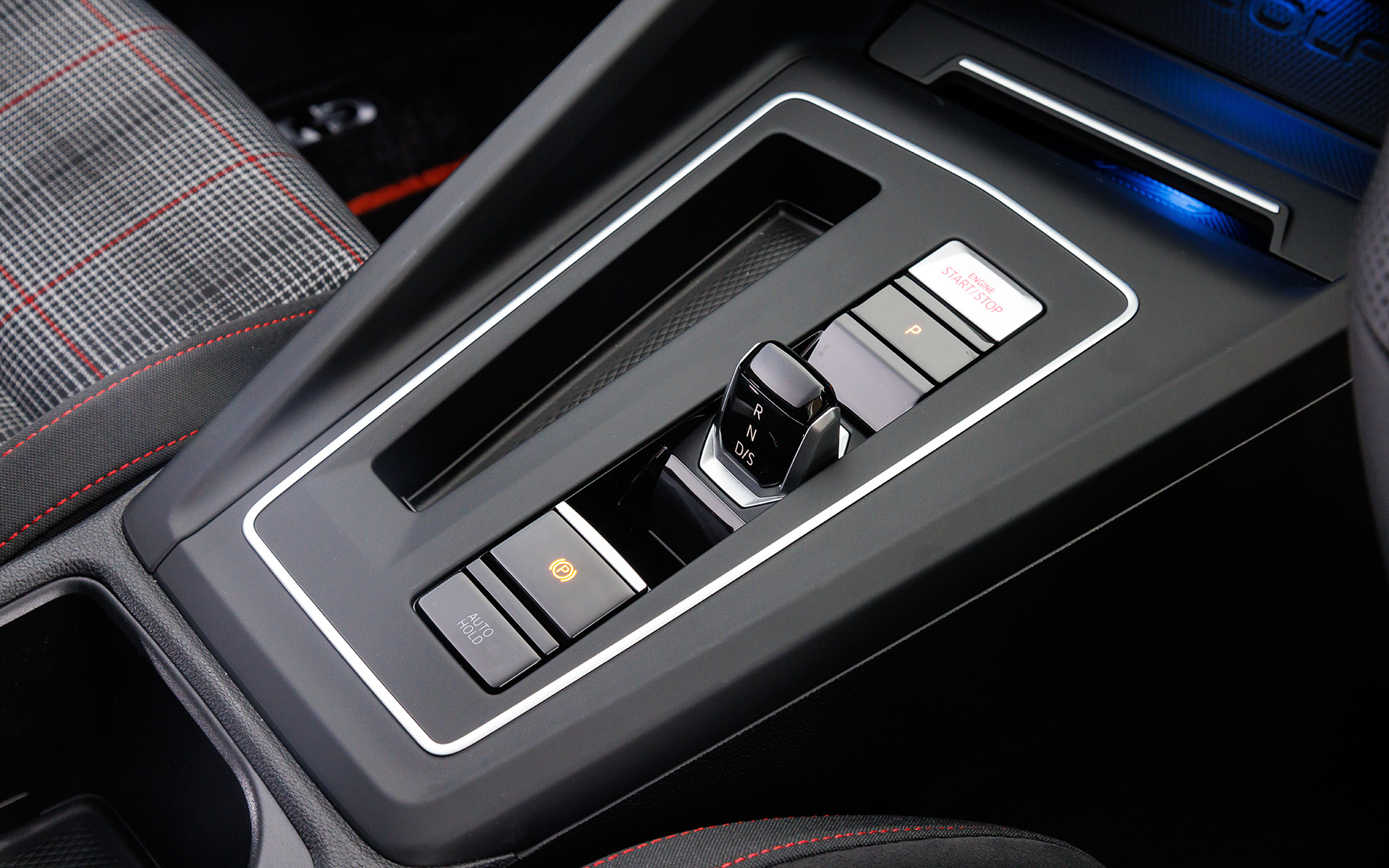 インテリアではダッシュパネルとドアトリムにハニカムパターンを採用するとともに、パーフォレーテッドレザーを採用した専用ステアリングホイールを装着。また、標準装備のデジタルメータークラスター“Digital Cockpit Pro”にはタコメーターを中央に配置したGTI専用のグラフィックが施される