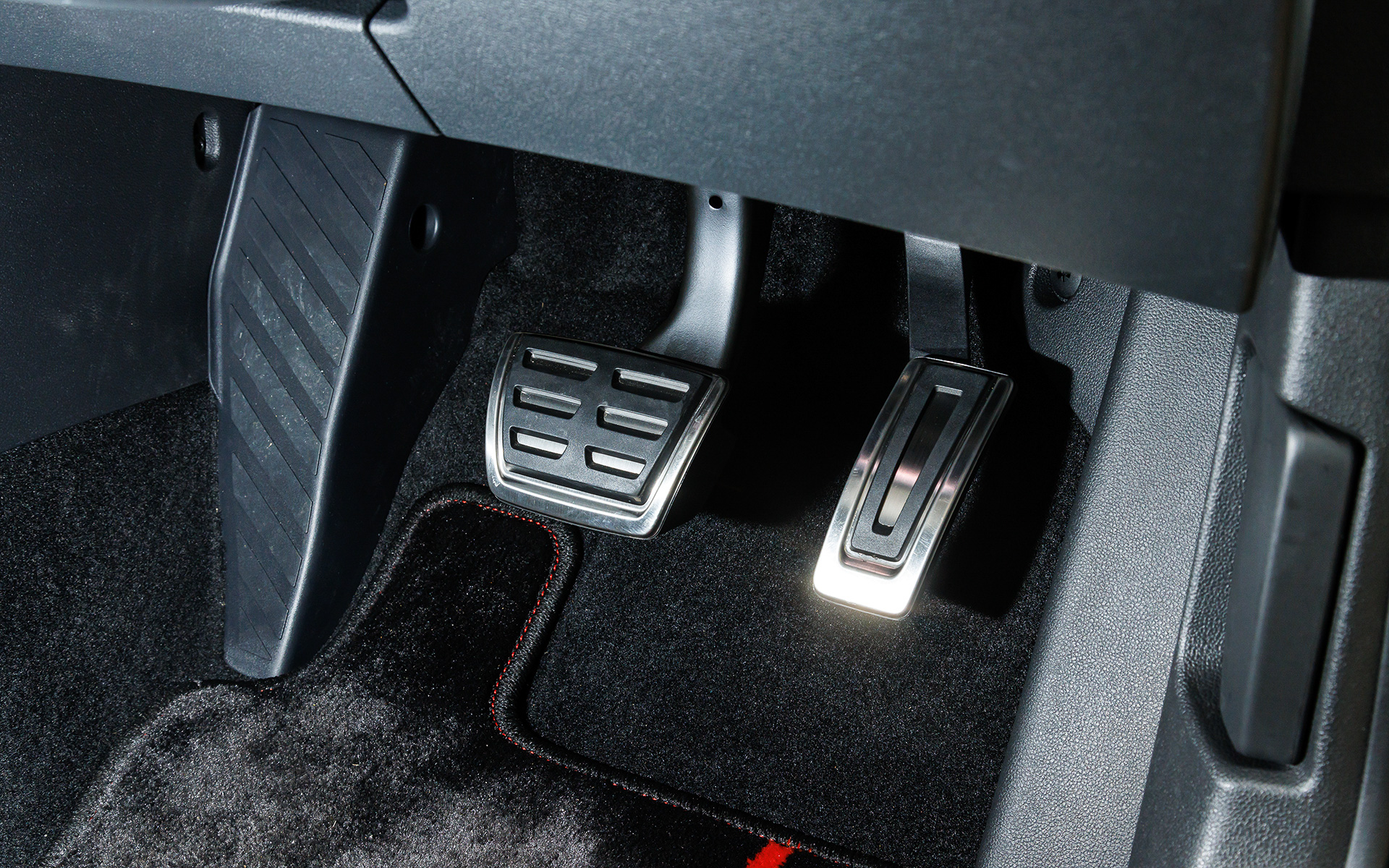 ヘッドレスト一体型のトップスポーツシートを装着。デザインはもちろんGTI伝統のタータンチェック柄