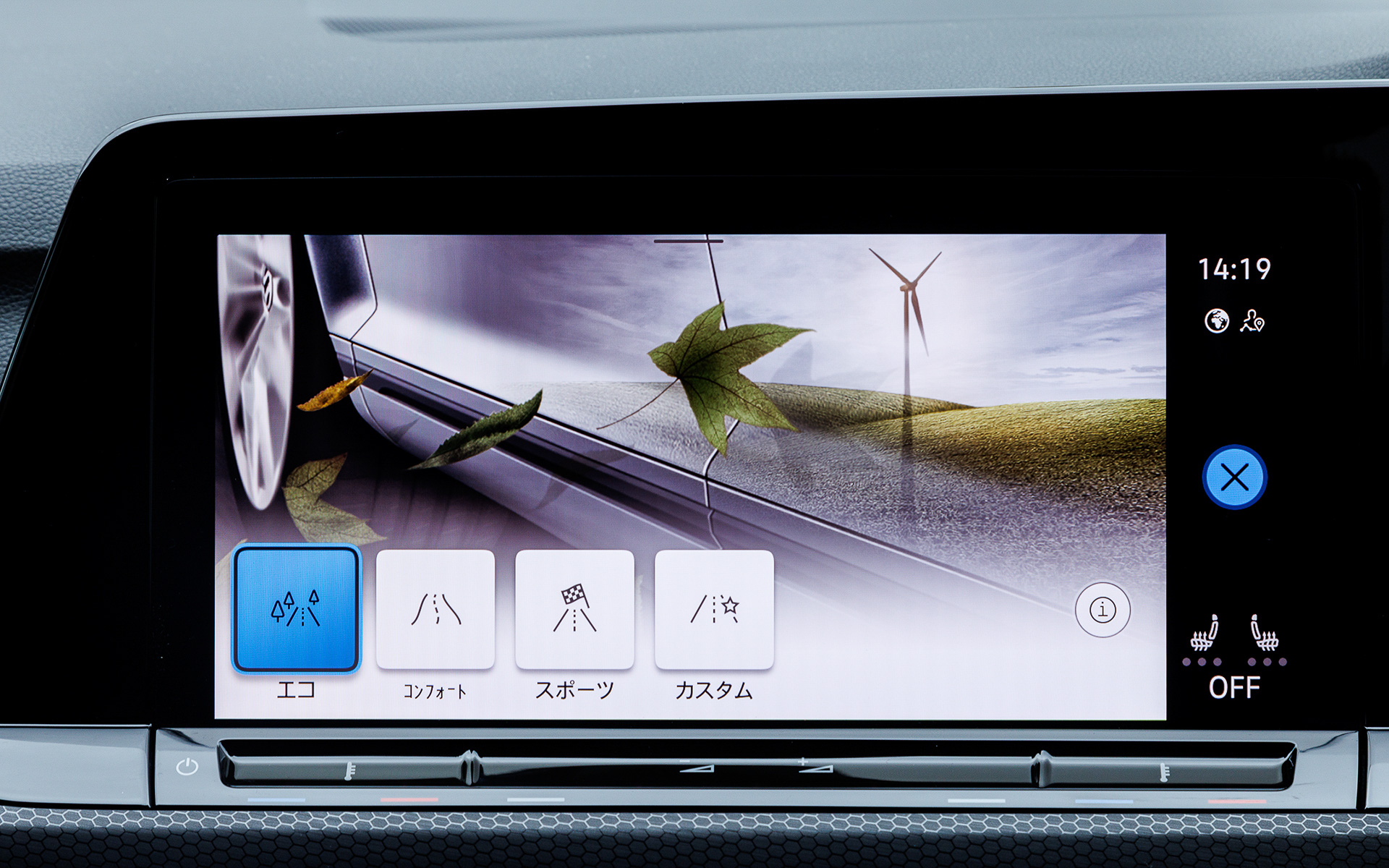 走行モードはエコ、コンフォート、スポーツ、カスタムから選択可能。カスタムではステアリング特性やエンジン音など各項目ごとに変更することができる