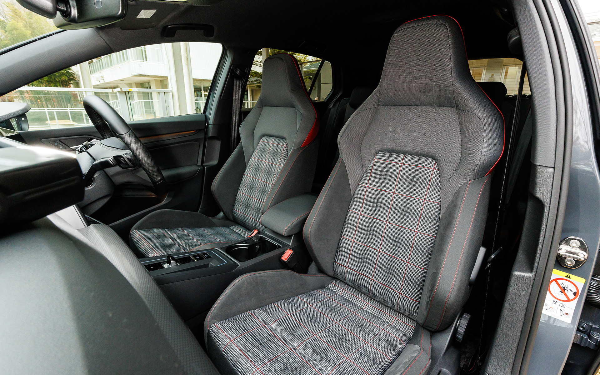 ヘッドレスト一体型のトップスポーツシートを装着。デザインはもちろんGTI伝統のタータンチェック柄