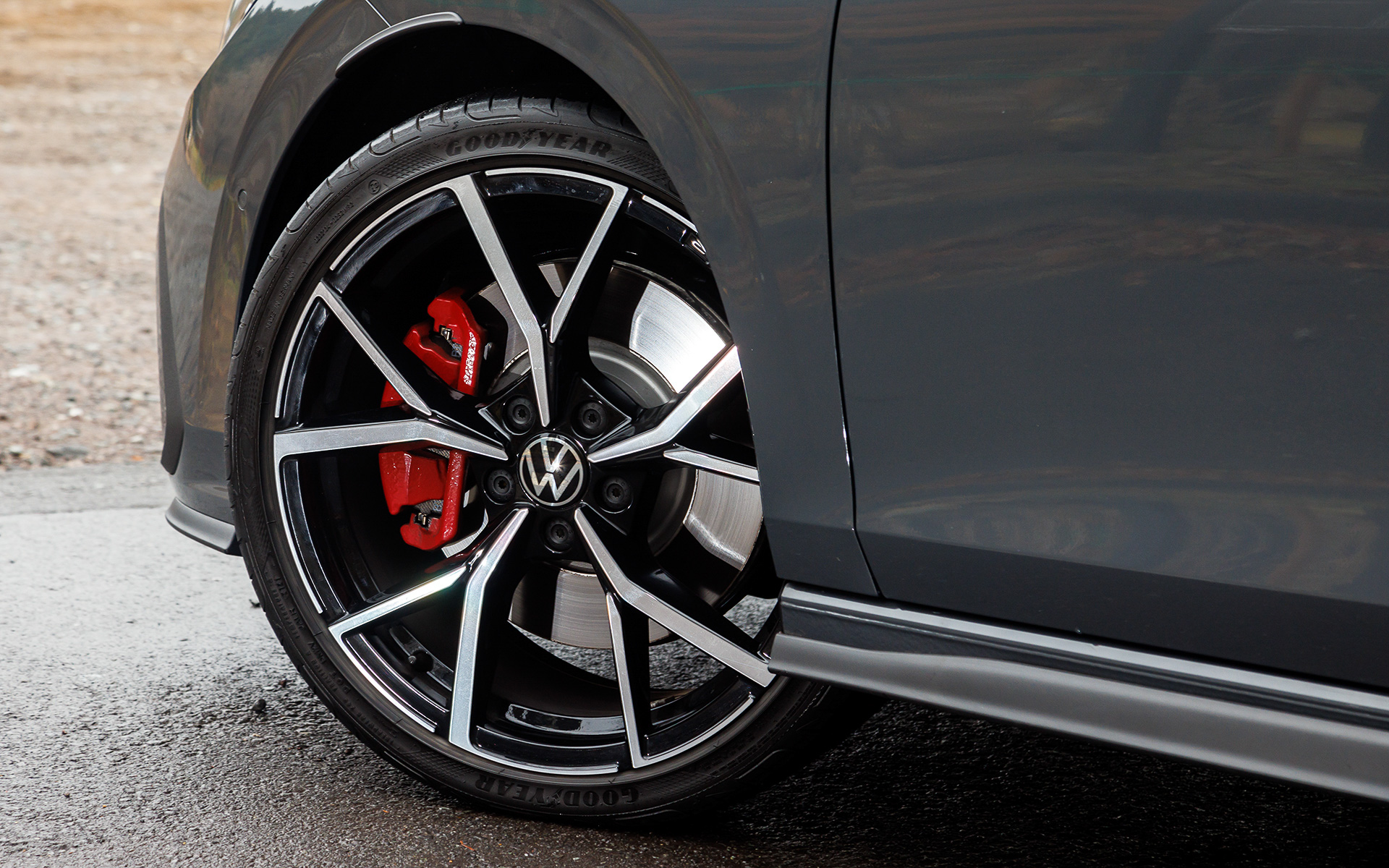 エクステリアではフロントグリルからヘッドライトへとつながる赤いストライプが施され、フォグランプをX字型に配置。リアディフューザーの左右に配置されたテールパイプもGTI専用装備となる。標準装備は18インチアルミホイールとなるが、試乗車はアダプティブシャシーコントロール“DCC”と5ダブルスポークの19インチアルミホイール（タイヤサイズは235/35R19）をセットにした「DCCパッケージ」を装着