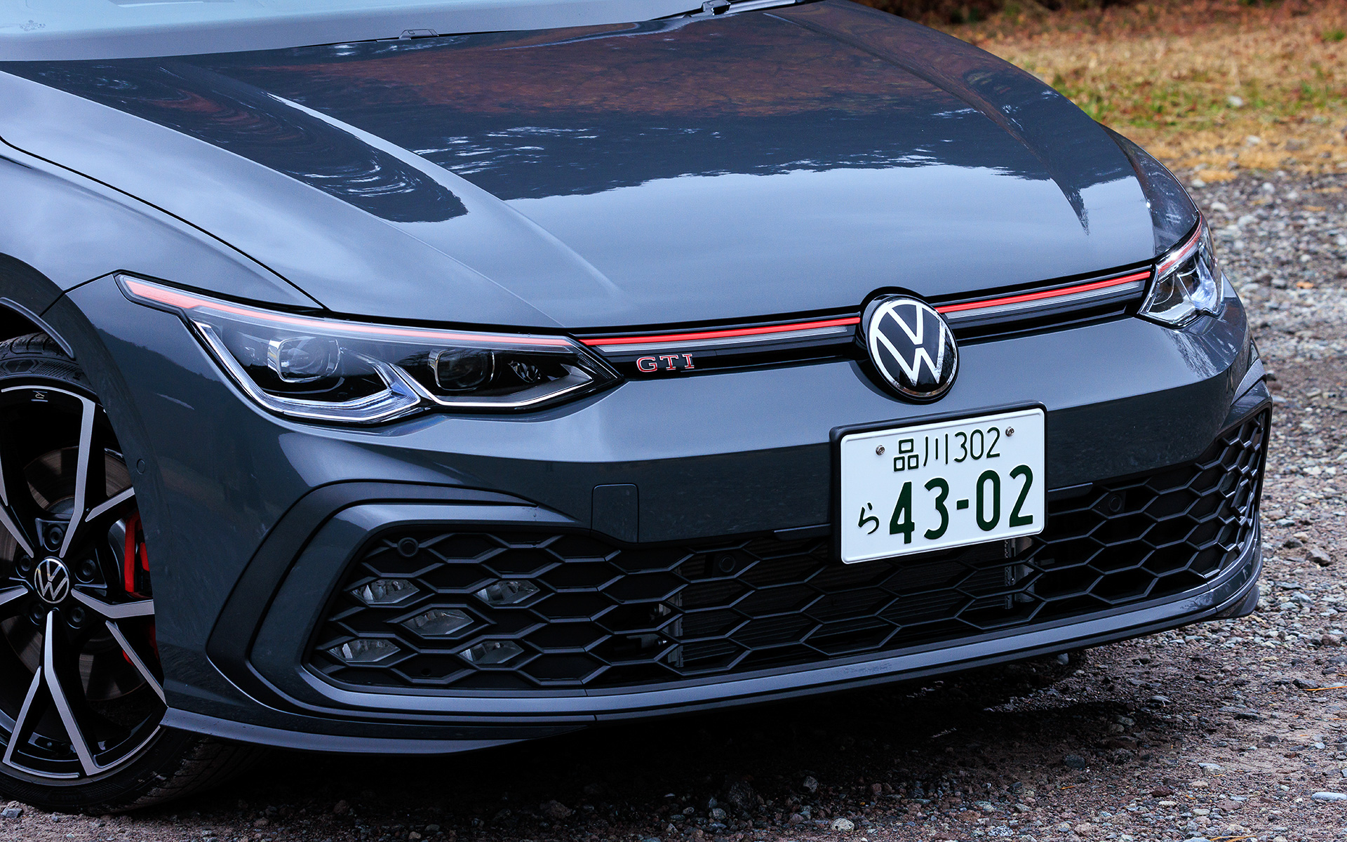 エクステリアではフロントグリルからヘッドライトへとつながる赤いストライプが施され、フォグランプをX字型に配置。リアディフューザーの左右に配置されたテールパイプもGTI専用装備となる。標準装備は18インチアルミホイールとなるが、試乗車はアダプティブシャシーコントロール“DCC”と5ダブルスポークの19インチアルミホイール（タイヤサイズは235/35R19）をセットにした「DCCパッケージ」を装着