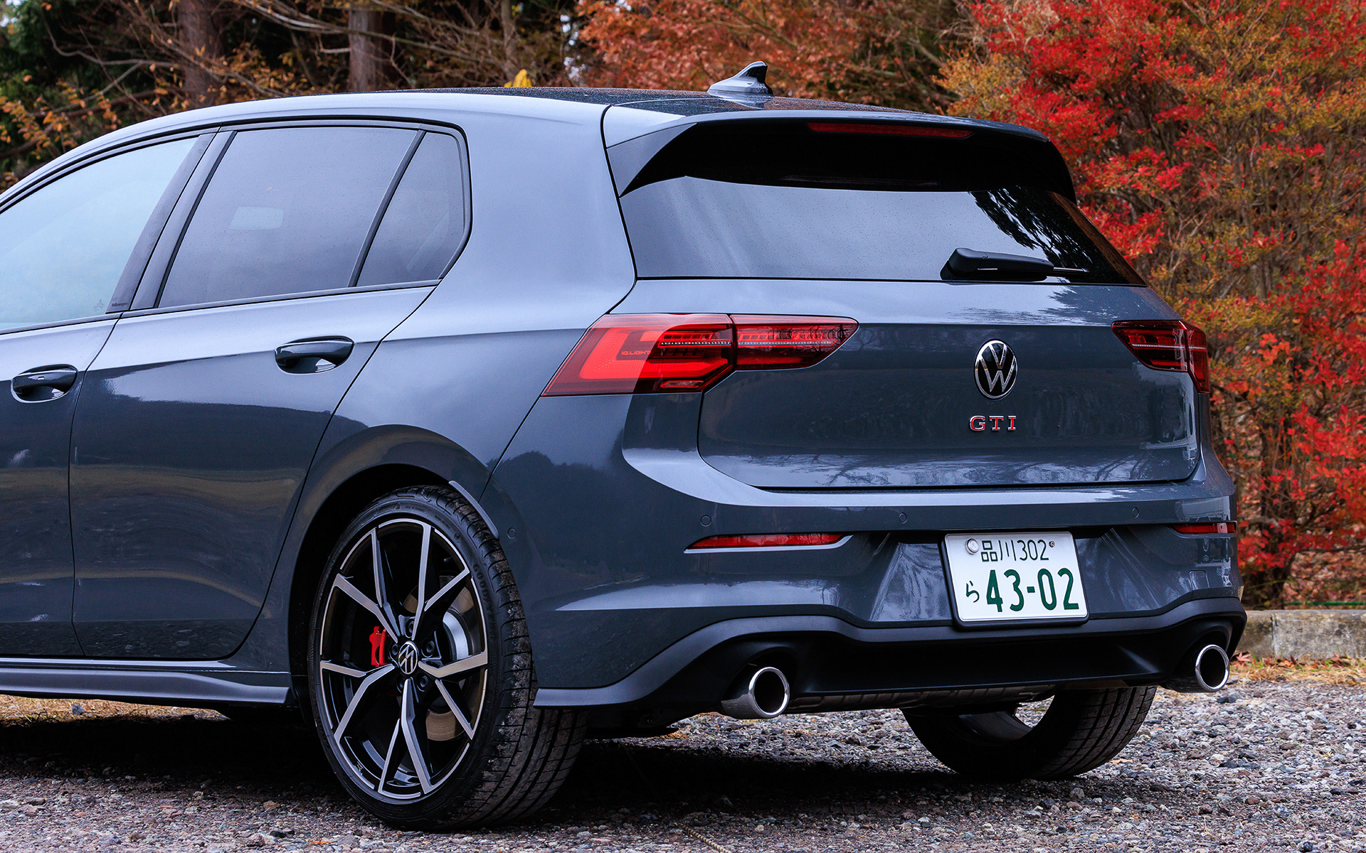 エクステリアではフロントグリルからヘッドライトへとつながる赤いストライプが施され、フォグランプをX字型に配置。リアディフューザーの左右に配置されたテールパイプもGTI専用装備となる。標準装備は18インチアルミホイールとなるが、試乗車はアダプティブシャシーコントロール“DCC”と5ダブルスポークの19インチアルミホイール（タイヤサイズは235/35R19）をセットにした「DCCパッケージ」を装着