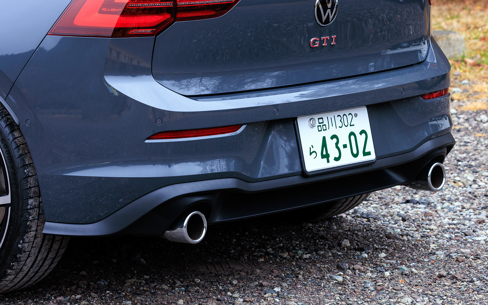 エクステリアではフロントグリルからヘッドライトへとつながる赤いストライプが施され、フォグランプをX字型に配置。リアディフューザーの左右に配置されたテールパイプもGTI専用装備となる。標準装備は18インチアルミホイールとなるが、試乗車はアダプティブシャシーコントロール“DCC”と5ダブルスポークの19インチアルミホイール（タイヤサイズは235/35R19）をセットにした「DCCパッケージ」を装着