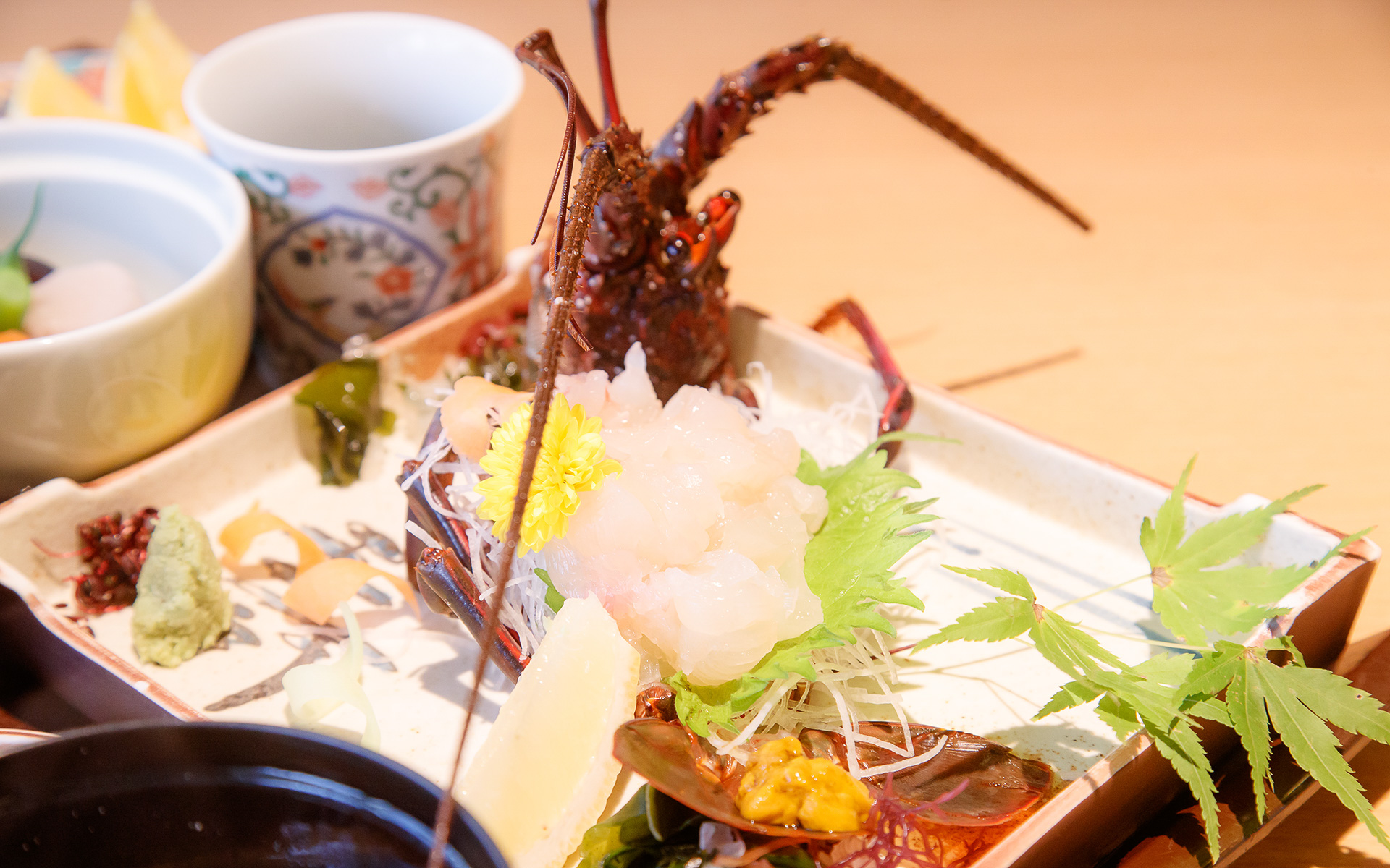 お昼は伊勢志摩の旬の素材が楽しめる老舗割烹「大喜」へ。せっかくなので志摩の名産、伊勢海老が楽しめる「伊勢えび定食」（5500円）をいただきました。この定食では伊勢海老の調理方法として活造り、鬼がら、具足煮から選べます