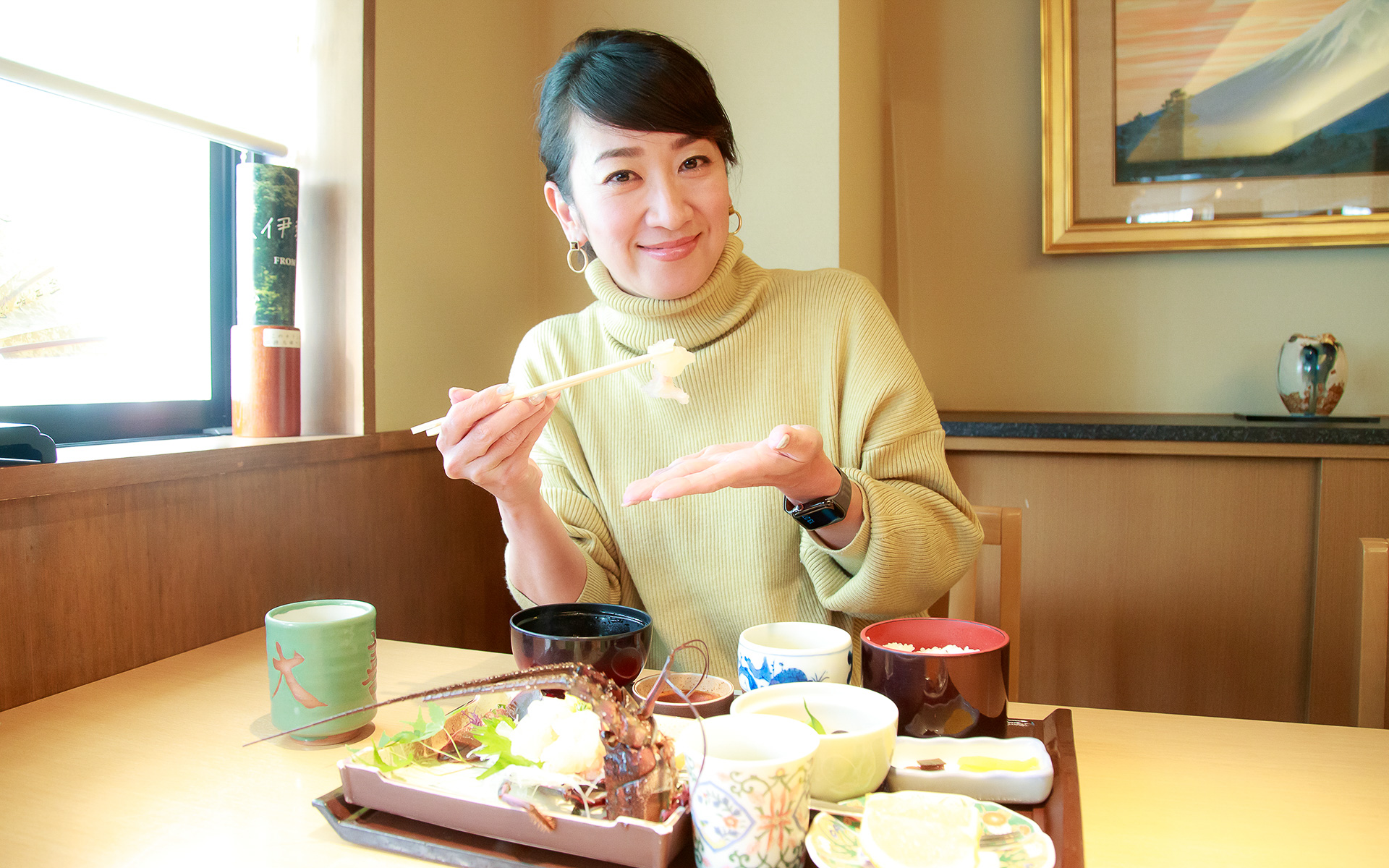 お昼は伊勢志摩の旬の素材が楽しめる老舗割烹「大喜」へ。せっかくなので志摩の名産、伊勢海老が楽しめる「伊勢えび定食」（5500円）をいただきました。この定食では伊勢海老の調理方法として活造り、鬼がら、具足煮から選べます