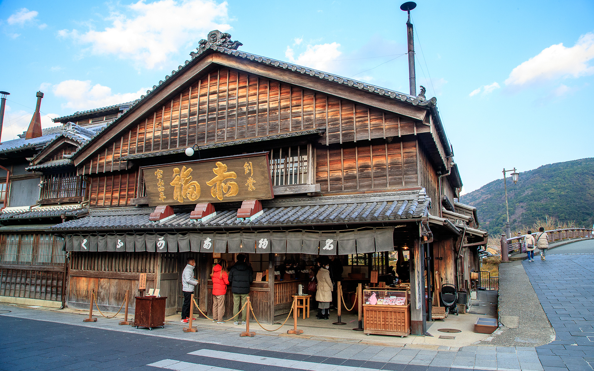 伊勢神宮、おかげ横丁を歩いたあとは赤福本店で休憩。赤福餅と番茶が疲れた体を癒やしてくれました。もちろんお土産としても購入可能で、8個入りや12個入りがある