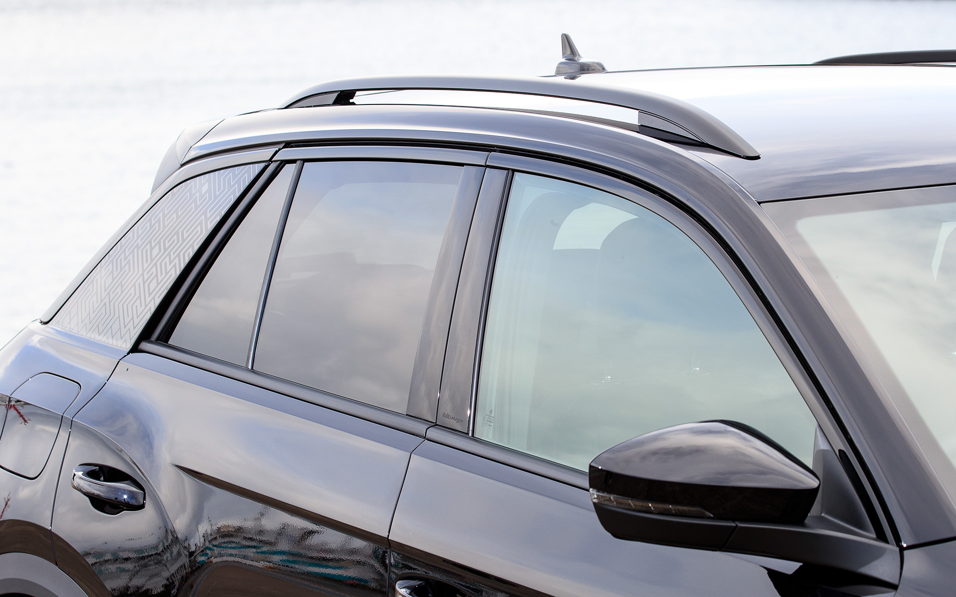 エクステリアではフロントグリル下部、ウインドーフレーム、サイドストリップ、リアストリップ、ルーフレールをブラックとした専用エクステリアを採用。ブラックの18インチアルミホイール（10スポーク）も専用装備