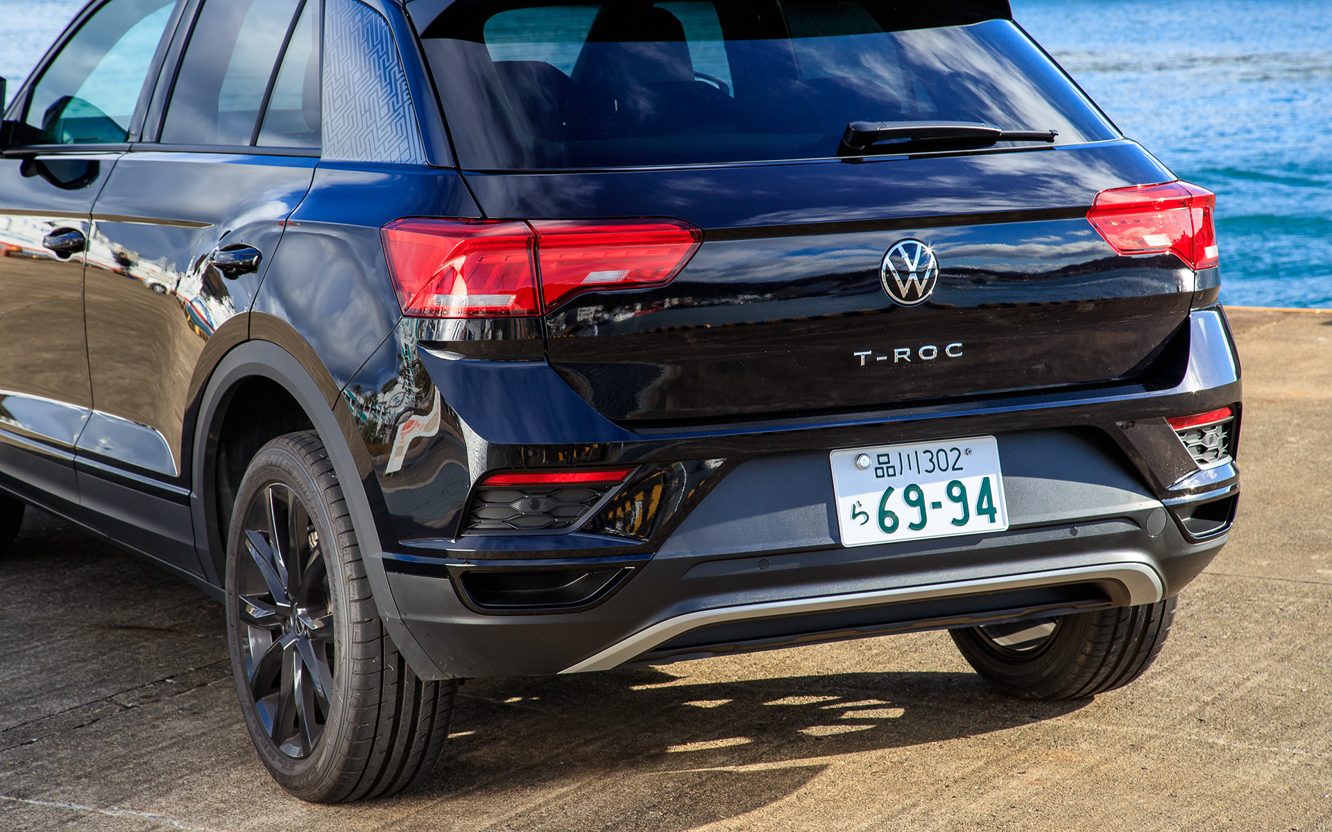 エクステリアではフロントグリル下部、ウインドーフレーム、サイドストリップ、リアストリップ、ルーフレールをブラックとした専用エクステリアを採用。ブラックの18インチアルミホイール（10スポーク）も専用装備