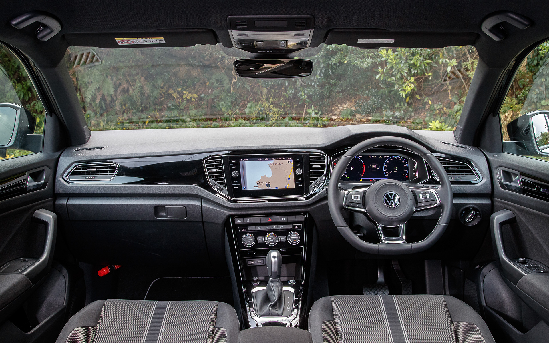 T-Roc TDI Black Styleのインテリア。インパネやシートの加飾がボディカラーと同系色でコーディネートされ、内外装で統一感を図っている