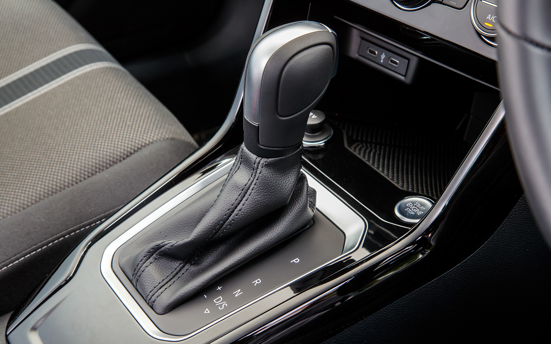 T-Roc TDI Black Styleのインテリア。インパネやシートの加飾がボディカラーと同系色でコーディネートされ、内外装で統一感を図っている