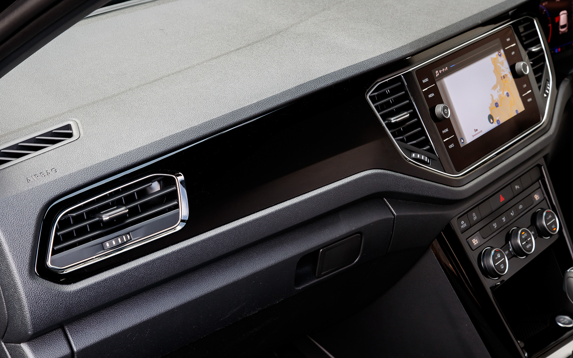 T-Roc TDI Black Styleのインテリア。インパネやシートの加飾がボディカラーと同系色でコーディネートされ、内外装で統一感を図っている