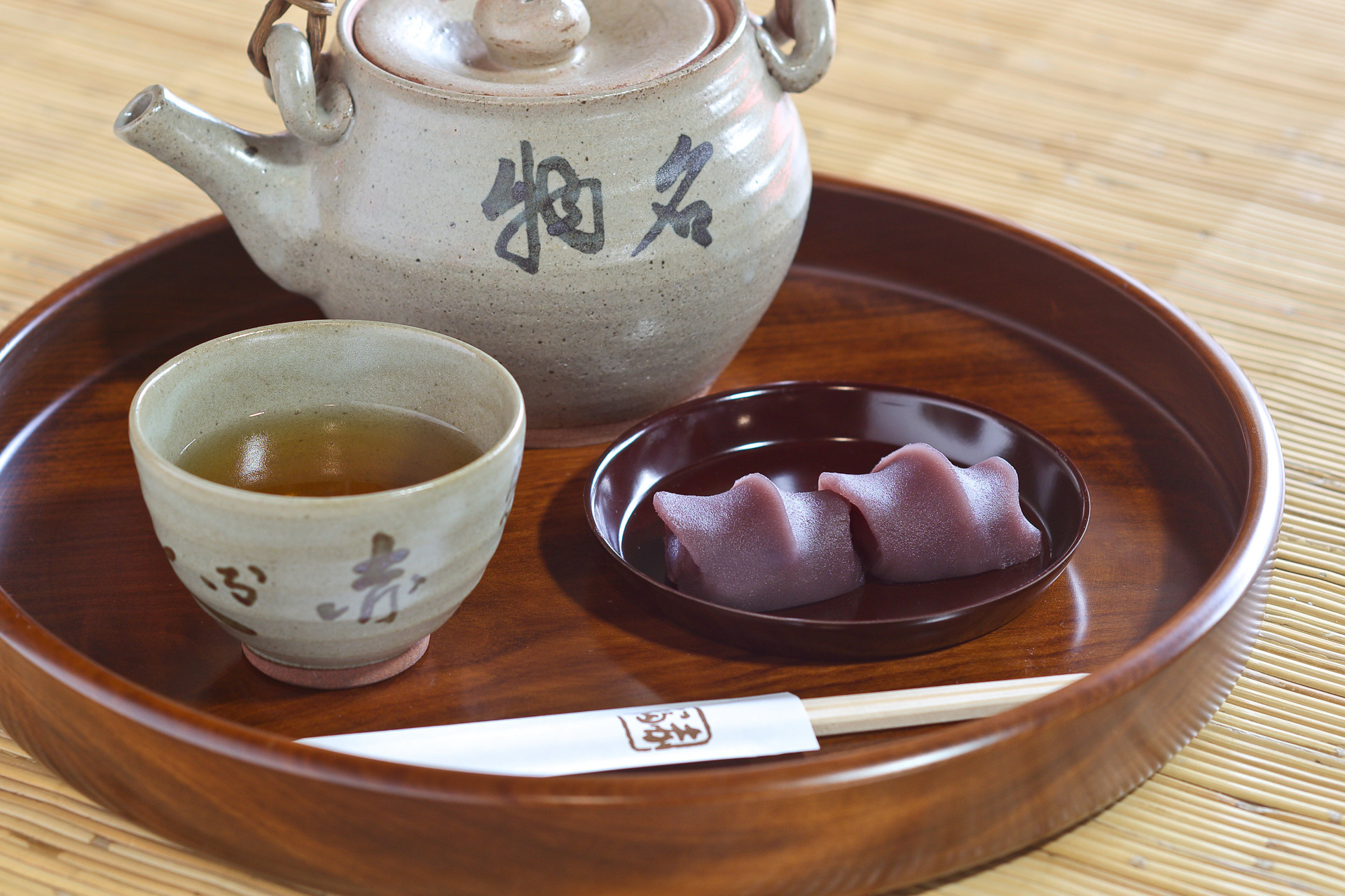 伊勢神宮、おかげ横丁を歩いたあとは赤福本店で休憩。赤福餅と番茶が疲れた体を癒やしてくれました。もちろんお土産としても購入可能で、8個入りや12個入りがある