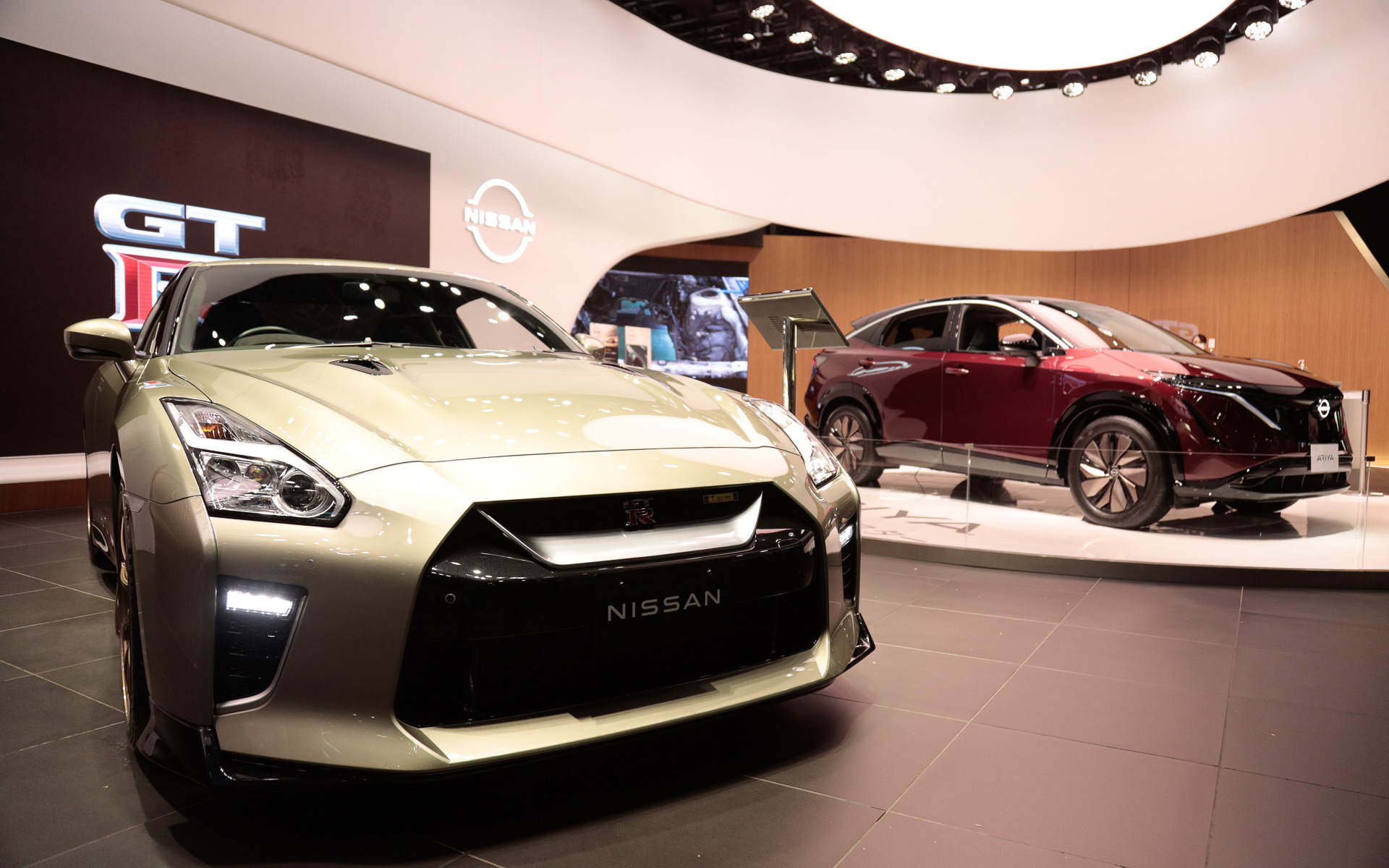 GT-R Premium edition T-spec（前）とアリア（後）
