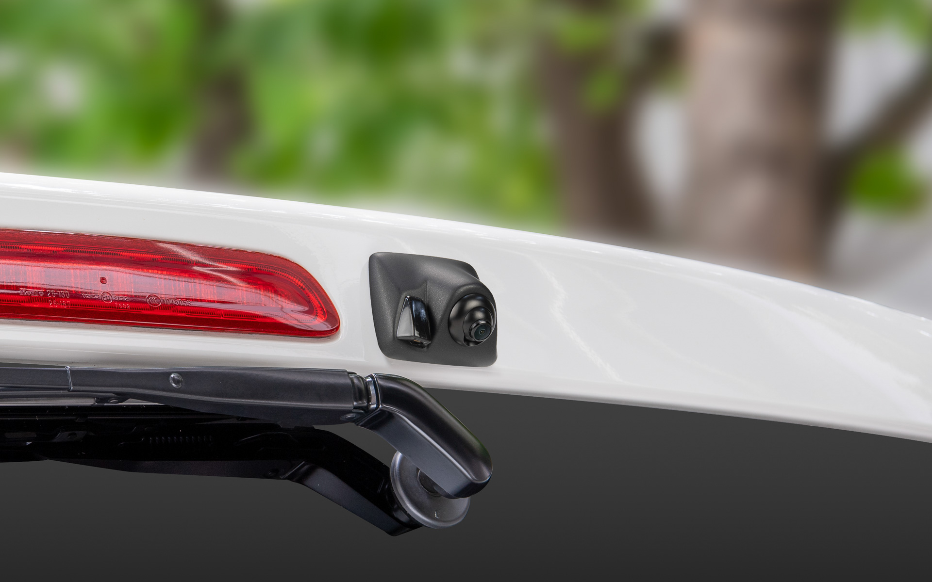 ハイエースのリアウォッシャーノズルの取り付け穴を利用してリアカメラを装着する「ハイマウントリアカメラキット」