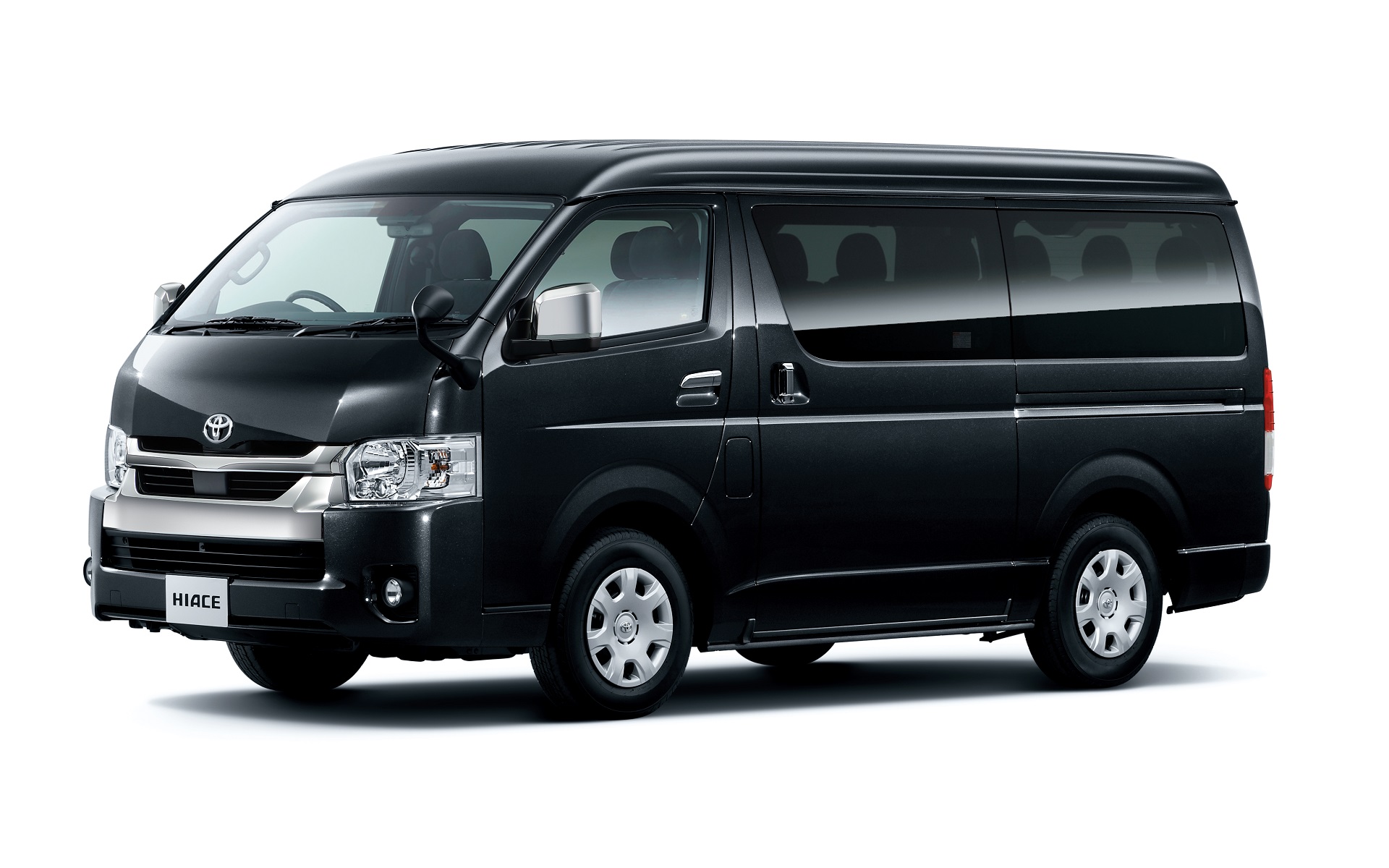 適合車種は、トヨタ・ハイエース（200系/2004年8月～）、標準ルーフ車・ミドルルーフ車・ハイルーフ車共通で、リアワイパー（リアウォッシャーノズル）装着車のみ