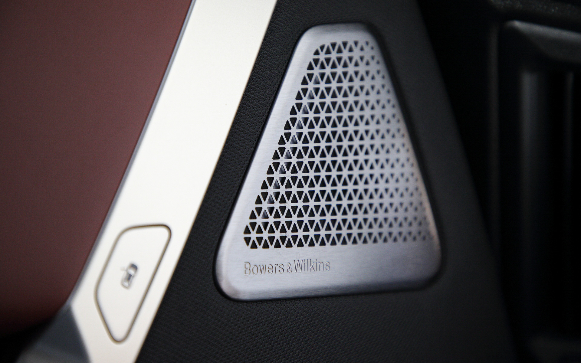 iX xDrive50では18スピーカー/655Wの「harman/kardon サラウンド・サウンド・システム」を標準装備（iX xDrive40はオプション）するが、試乗車はオプション設定となる30スピーカー/1615Wの「BOWERS ＆ WILKINS ダイヤモンド・サラウンド・サウンド・システム」を搭載