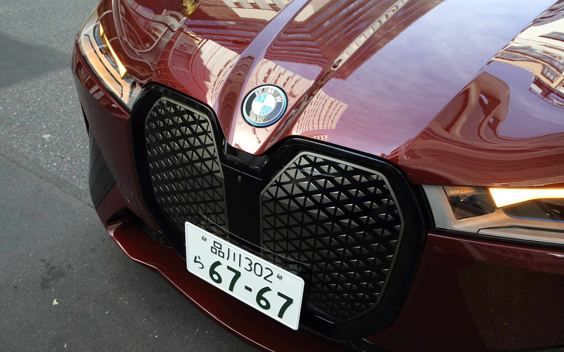 エクステリアではキドニーグリルを大型化し、キャラクターを強調しつつラインアップの中で最もスリムなヘッドライトデザインを採用することで次世代のイメージを強調。テールランプも薄くシャープなものにしつつ、エアロダイナミクスを追求したリアディフューザーやリアトレッドをワイドにすることで存在感を表現した