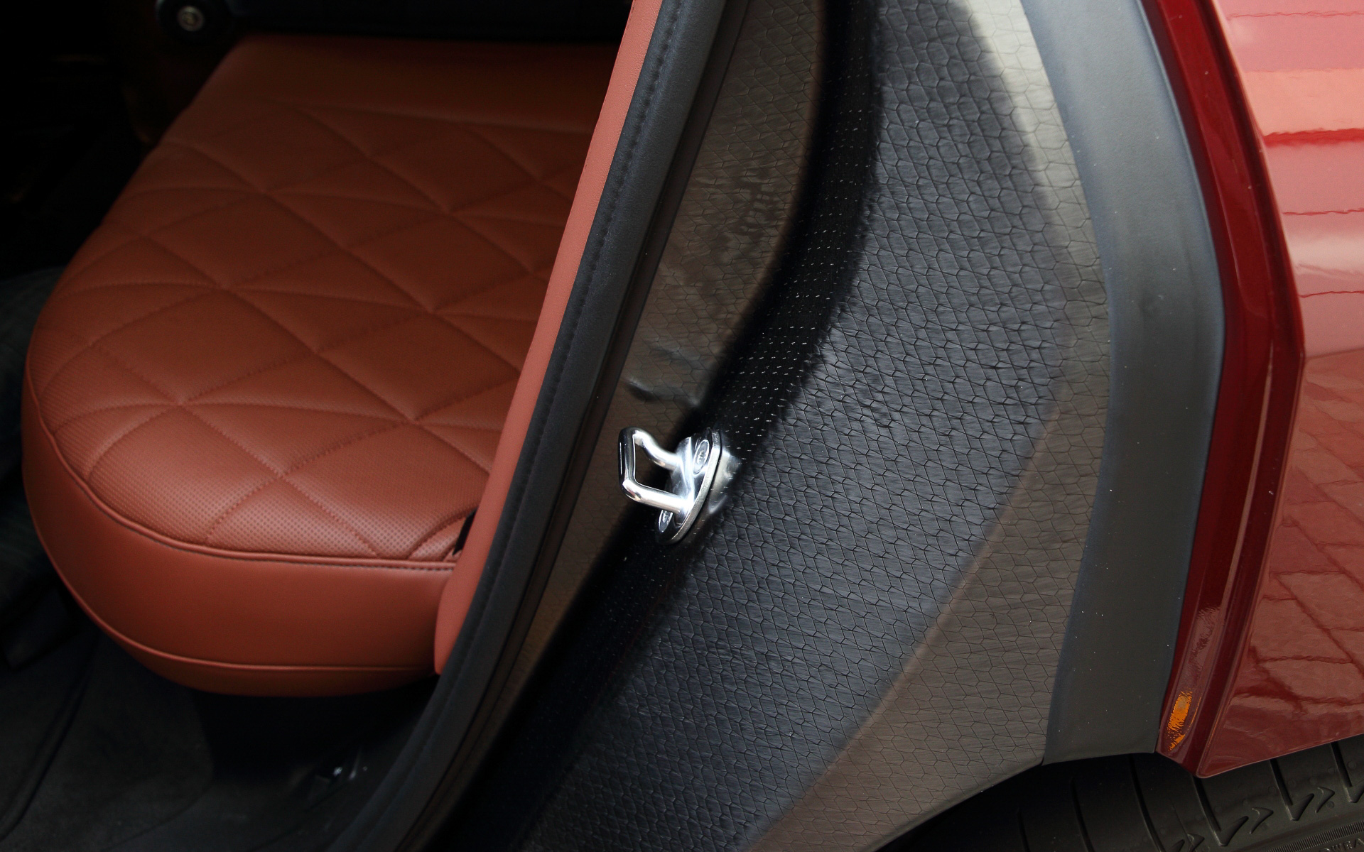 ピラー部分にむき出しのカーボン骨格が見て取れる