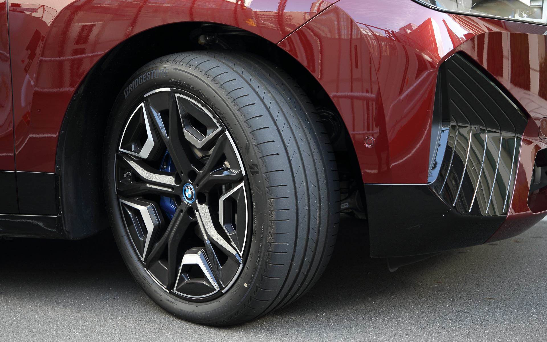 新型iXは前輪と後輪を駆動する電気モーターをそれぞれ備える4輪駆動モデルで、満充電で450km走行可能な「iX xDrive40」（981万円）、650km走行可能な「iX xDrive50」（1116万円）の2モデルをラインアップする。ボディサイズは4955×1965×1695mm（全長×全幅×全高）、ホイールベースは3000mm。タイヤはブリヂストンのプレミアムSUV用タイヤ「ALENZA（アレンザ）」で、サイズは275/40R22