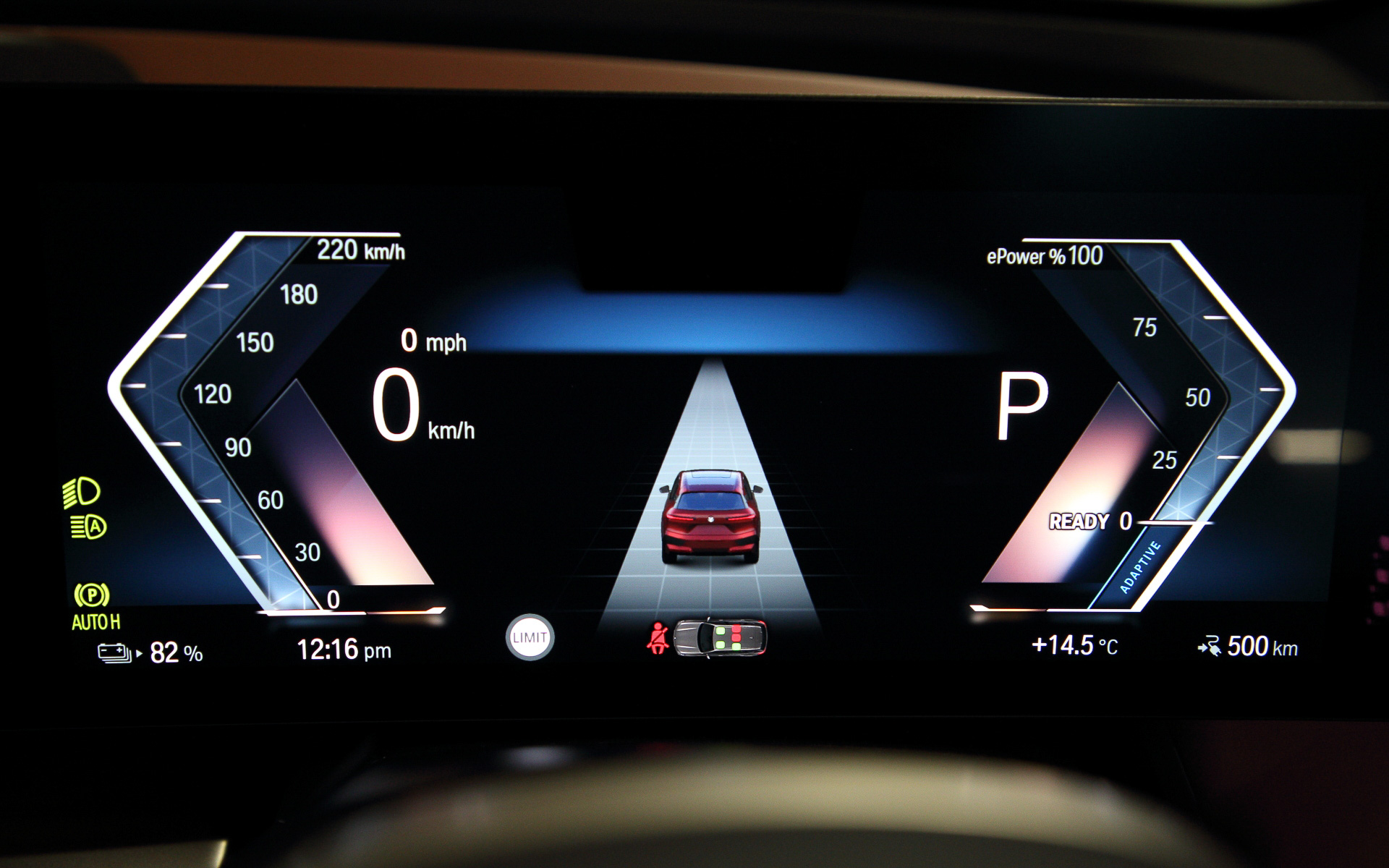 iXでは12.3インチのインフォメーション・ディスプレイと14.9インチのコントロール・ディスプレイを1つにまとめた「BMWカーブド・ディスプレイ」を採用。走行モードは「パーソナル」「スポーツ」「エフィシエント」から選択でき、シートマッサージ機能の調節なども可能