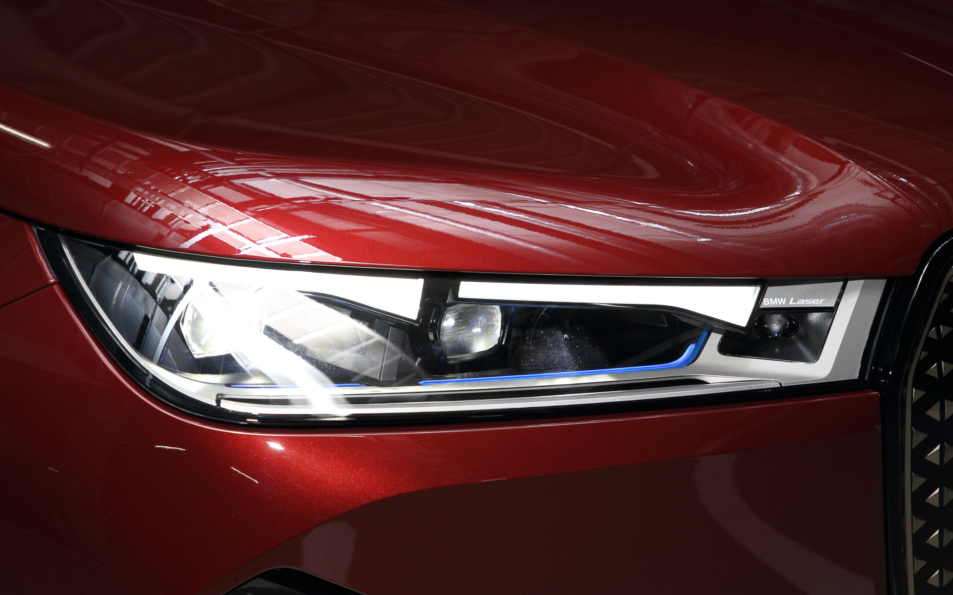 新型iXは前輪と後輪を駆動する電気モーターをそれぞれ備える4輪駆動モデルで、満充電で450km走行可能な「iX xDrive40」（981万円）、650km走行可能な「iX xDrive50」（1116万円）の2モデルをラインアップする。ボディサイズは4955×1965×1695mm（全長×全幅×全高）、ホイールベースは3000mm。タイヤはブリヂストンのプレミアムSUV用タイヤ「ALENZA（アレンザ）」で、サイズは275/40R22