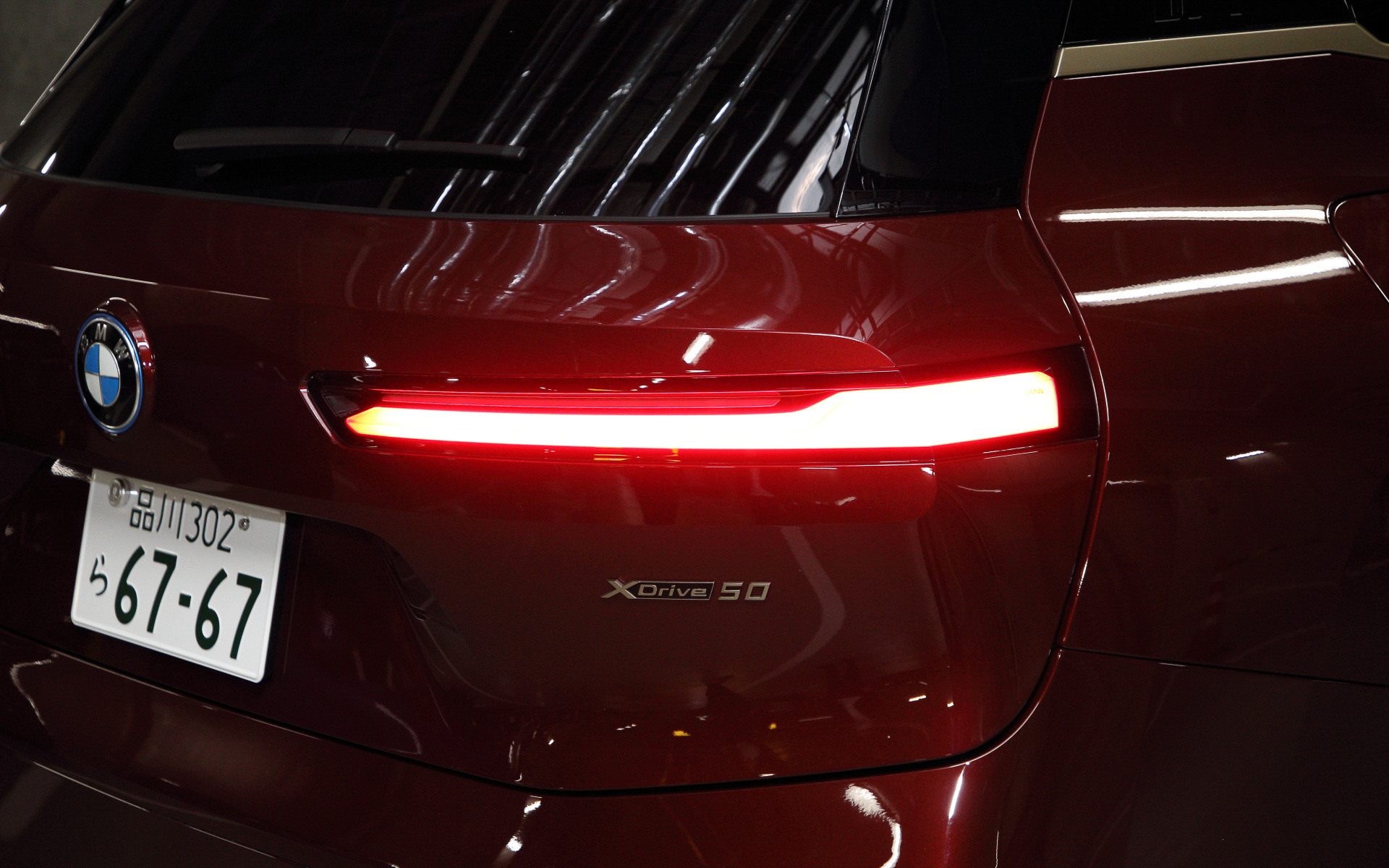 エクステリアではキドニーグリルを大型化し、キャラクターを強調しつつラインアップの中で最もスリムなヘッドライトデザインを採用することで次世代のイメージを強調。テールランプも薄くシャープなものにしつつ、エアロダイナミクスを追求したリアディフューザーやリアトレッドをワイドにすることで存在感を表現した